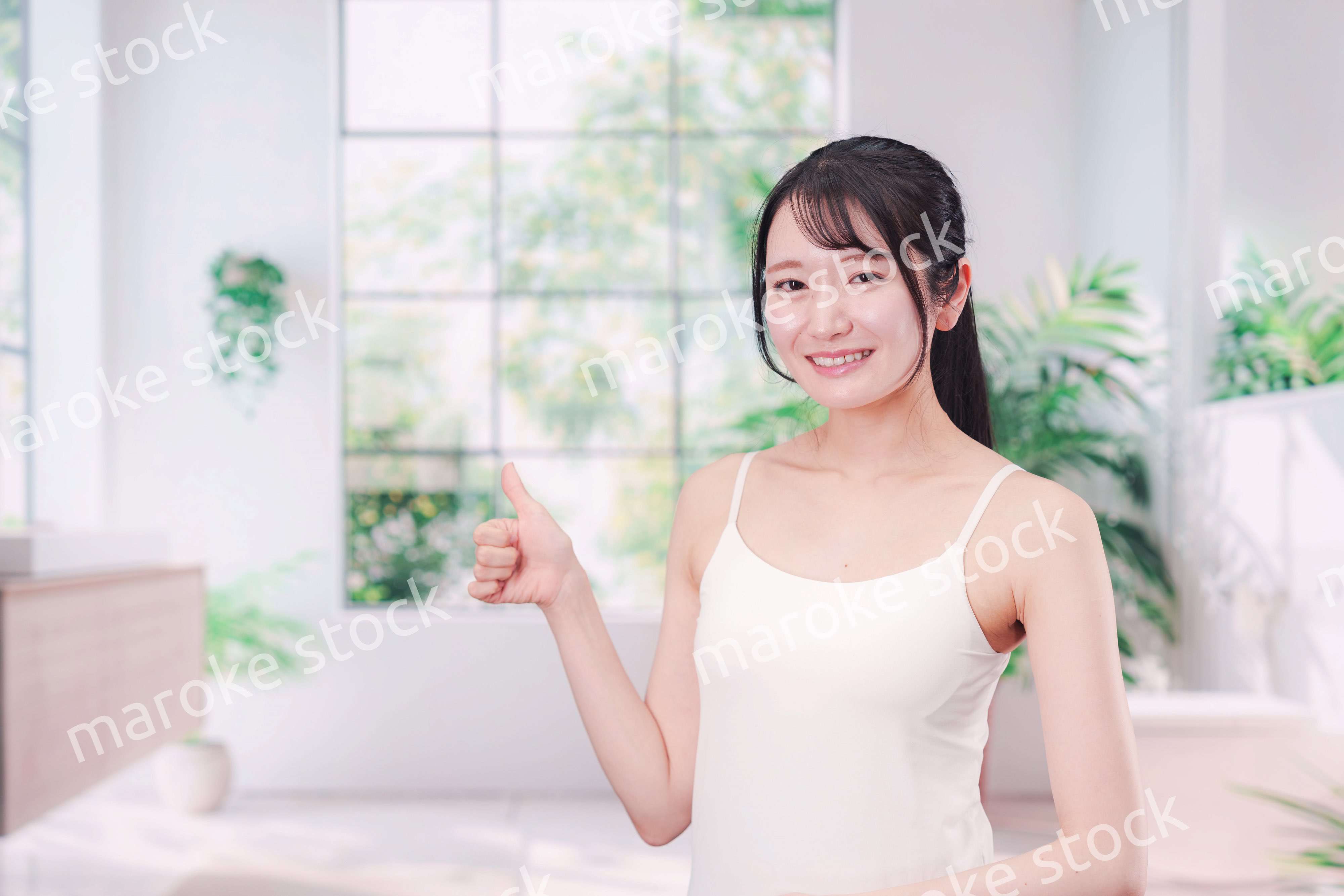 笑顔でビューティーケアをする若い女性