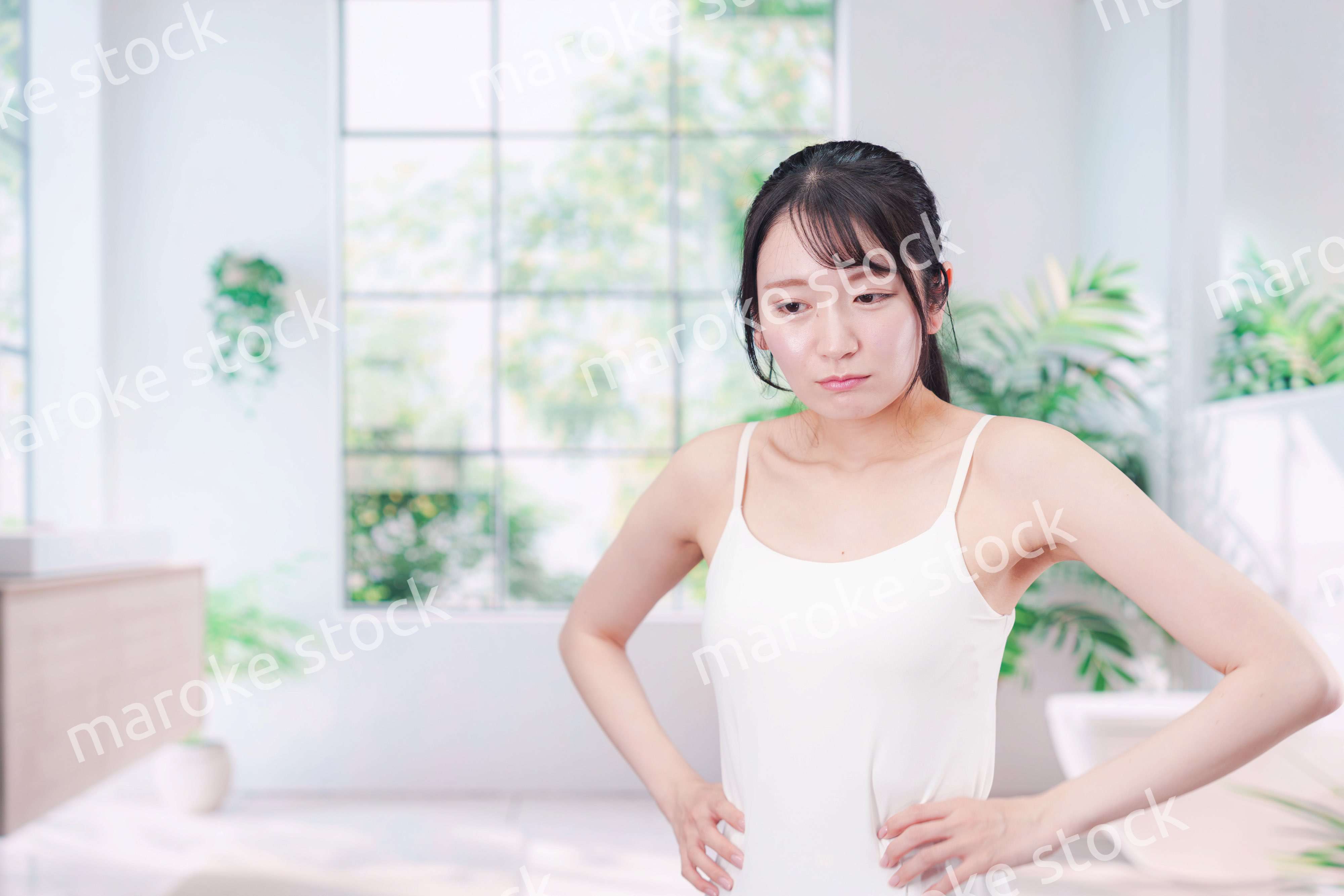 体型に悩む若い女性