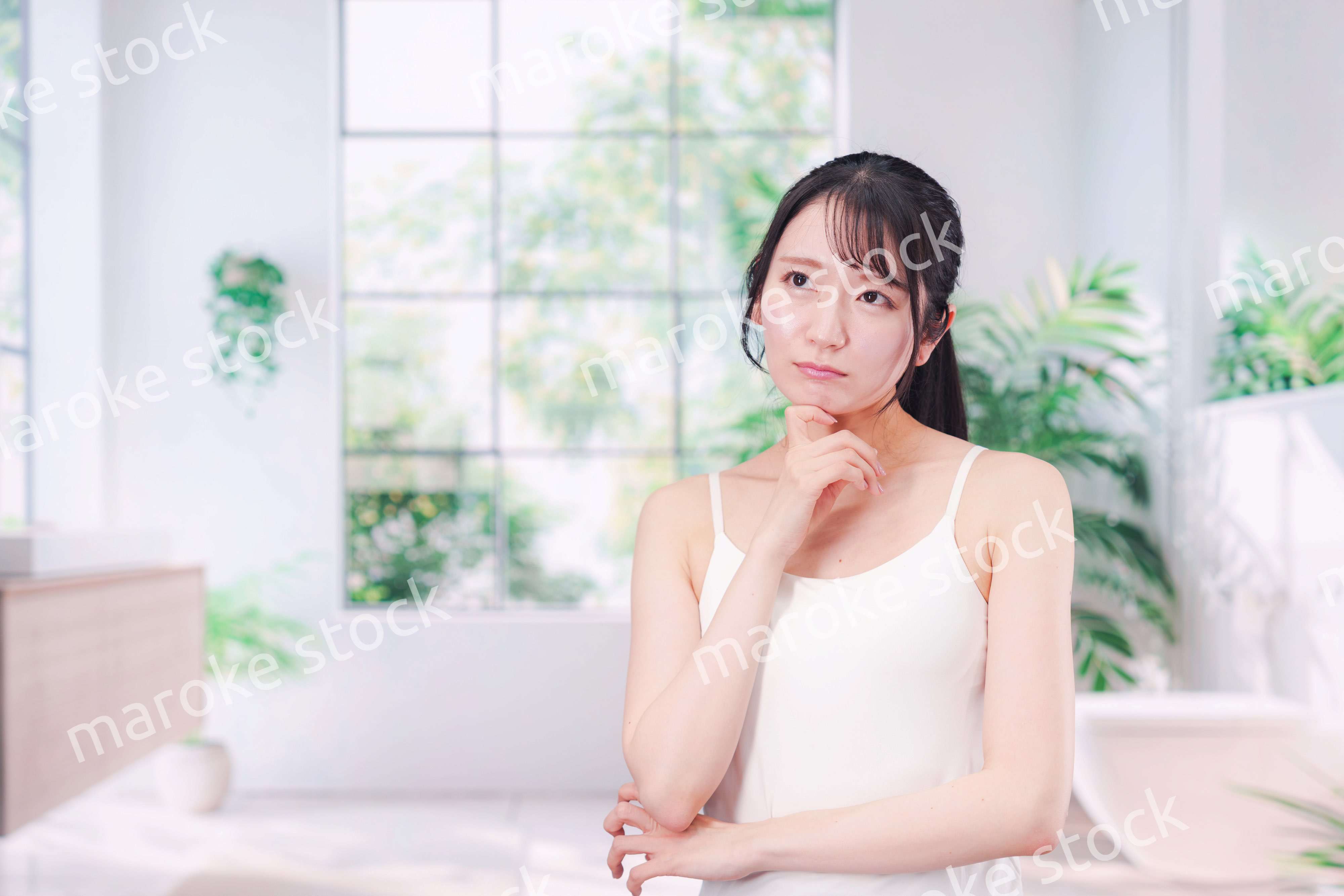 肌荒れに悩む若い女性