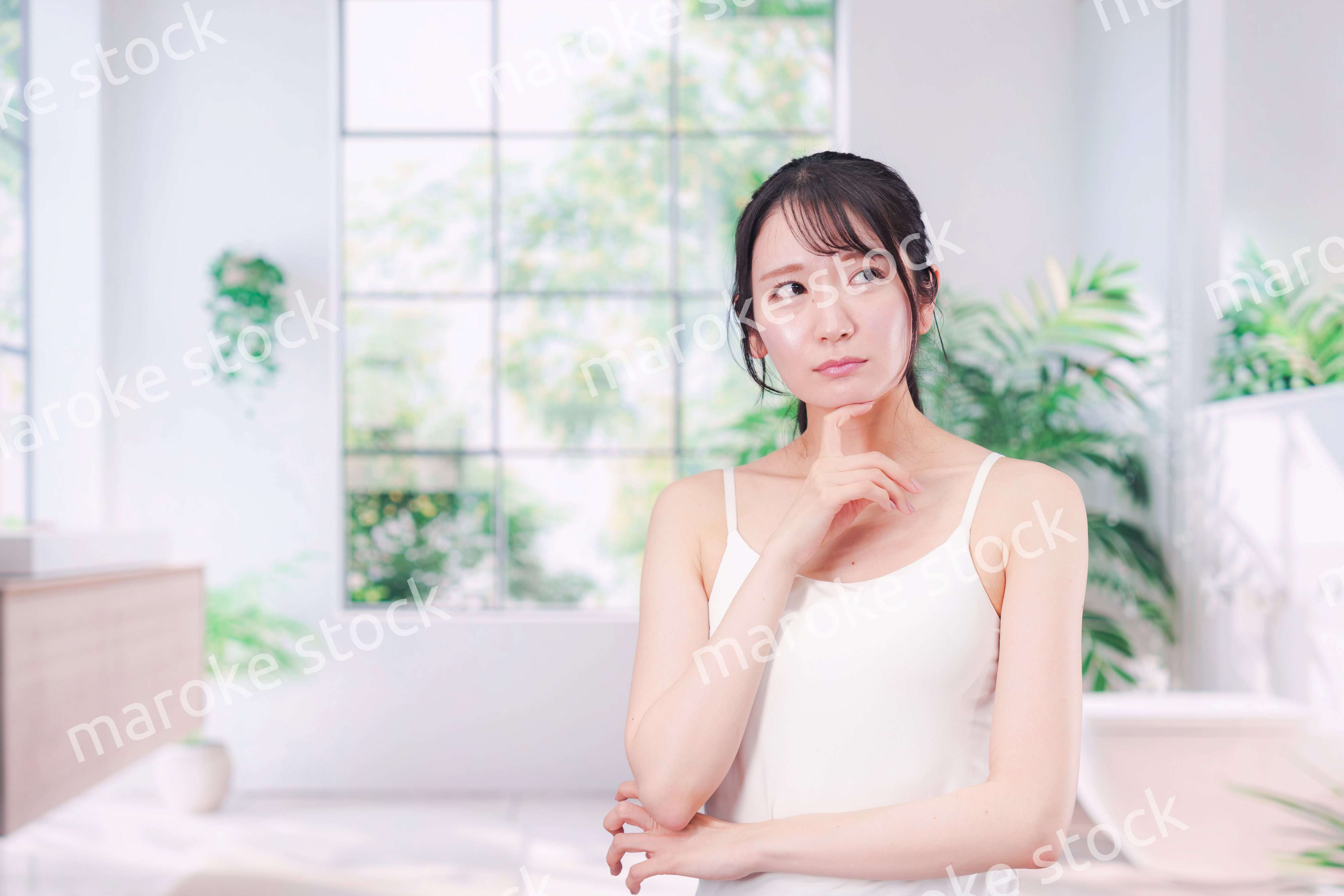 肌荒れに悩む若い女性