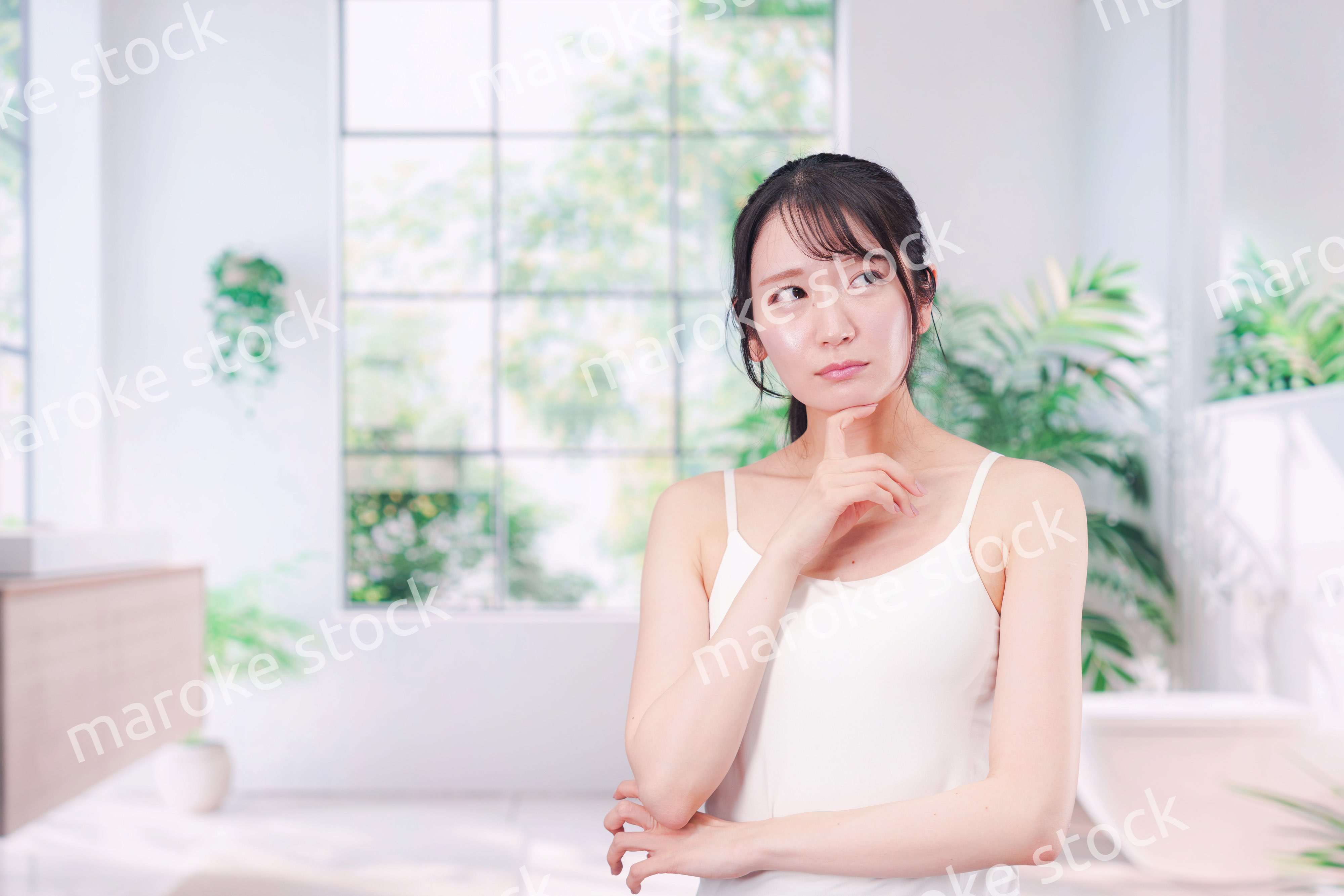 肌荒れに悩む若い女性