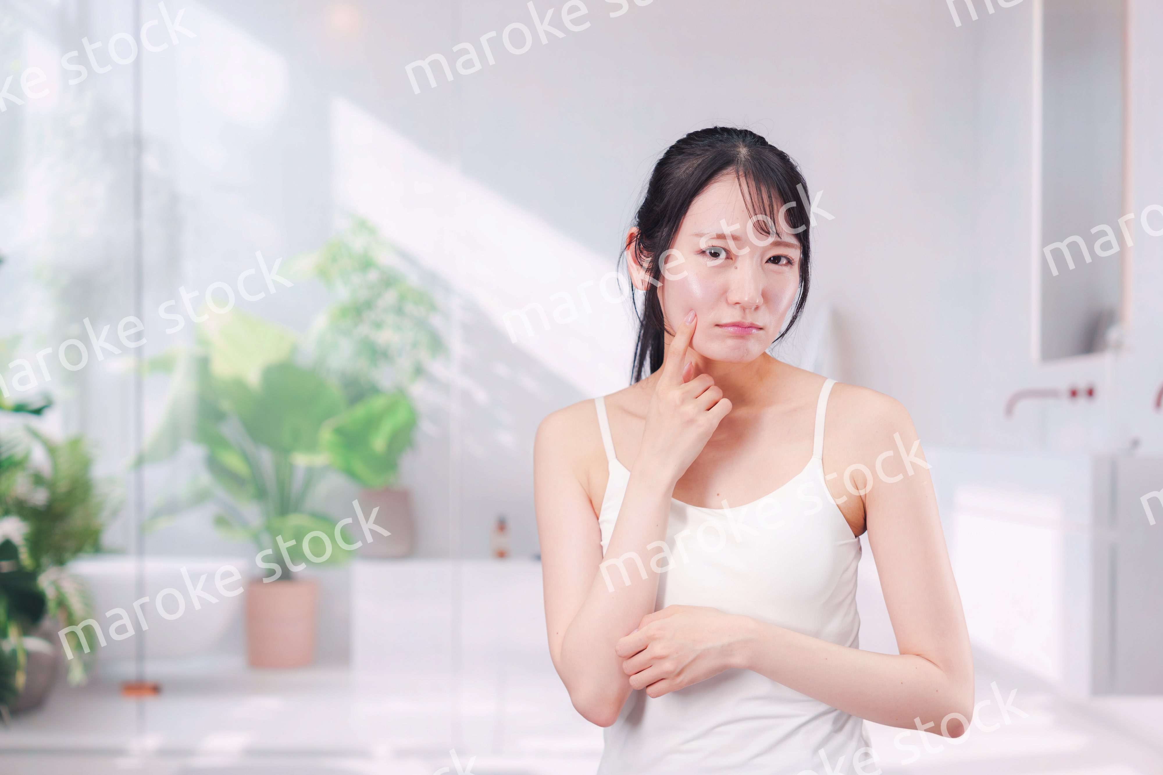 肌荒れに悩む若い女性