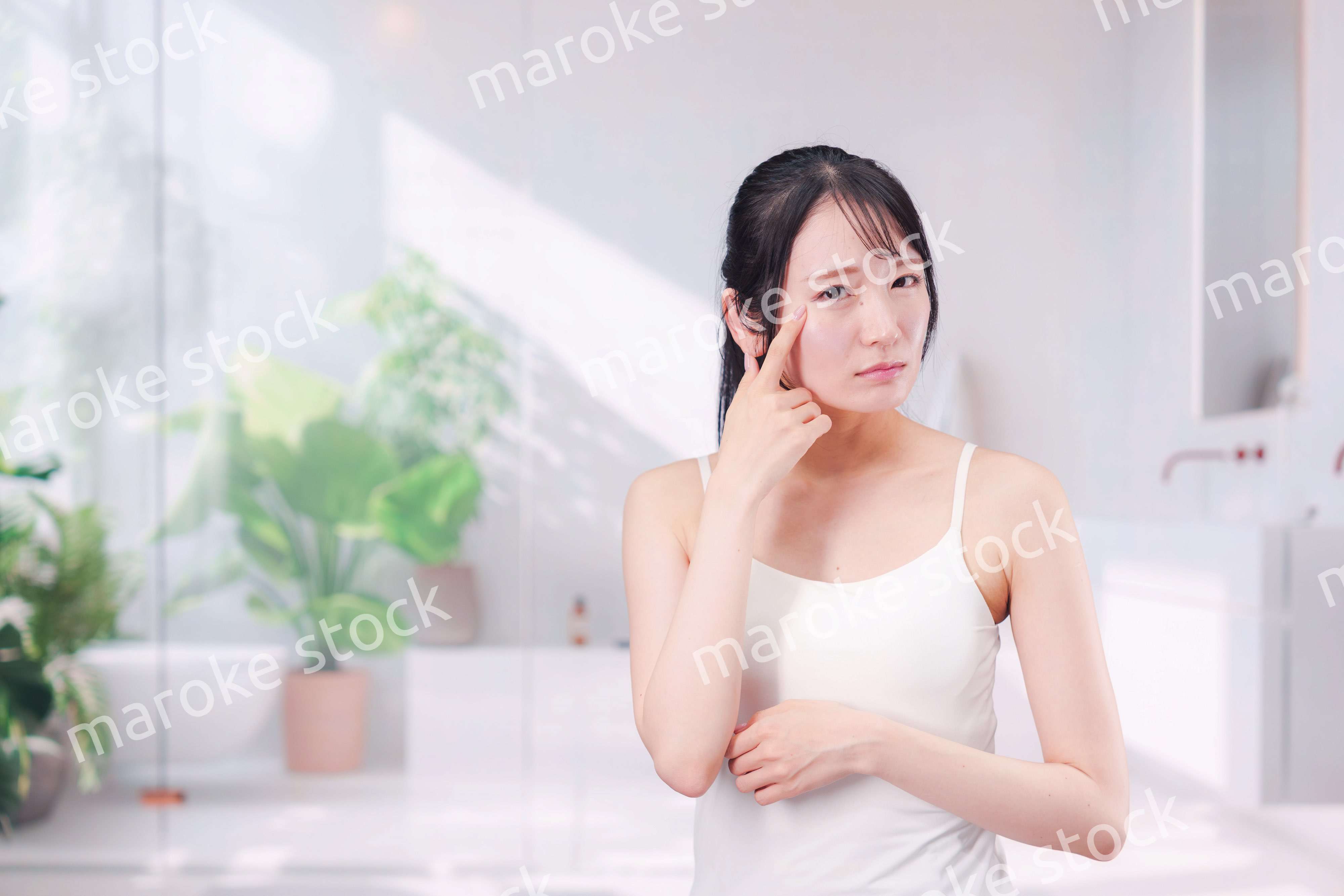 肌荒れに悩む若い女性