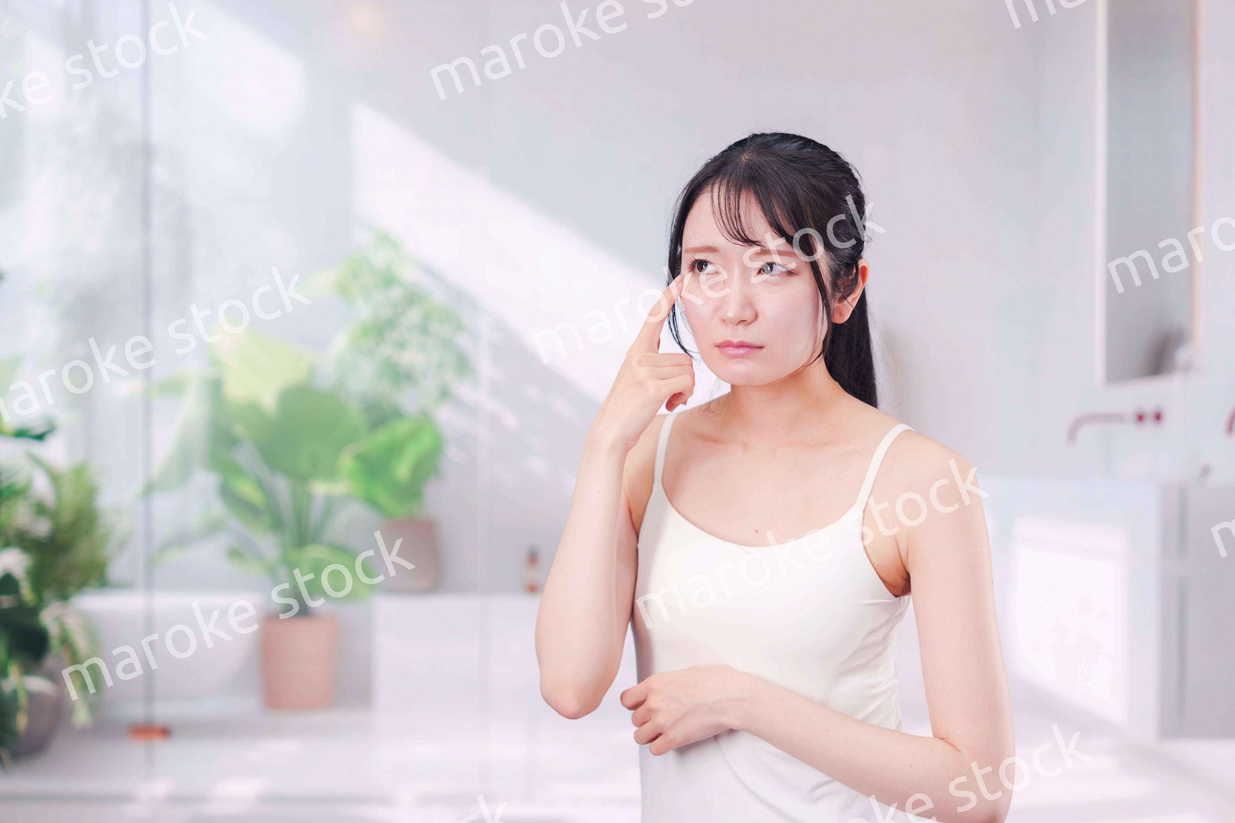 肌荒れに悩む若い女性