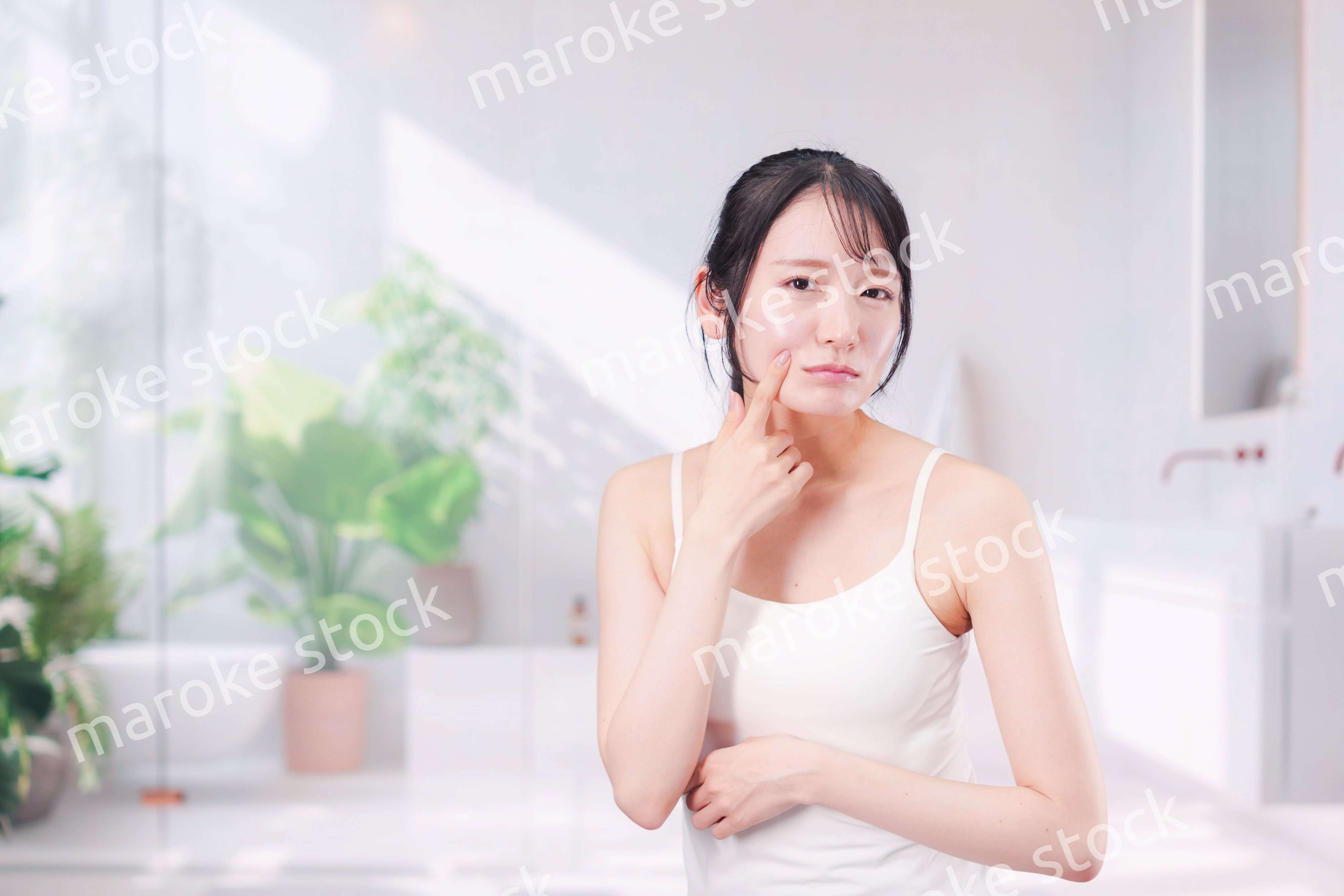 肌荒れに悩む若い女性