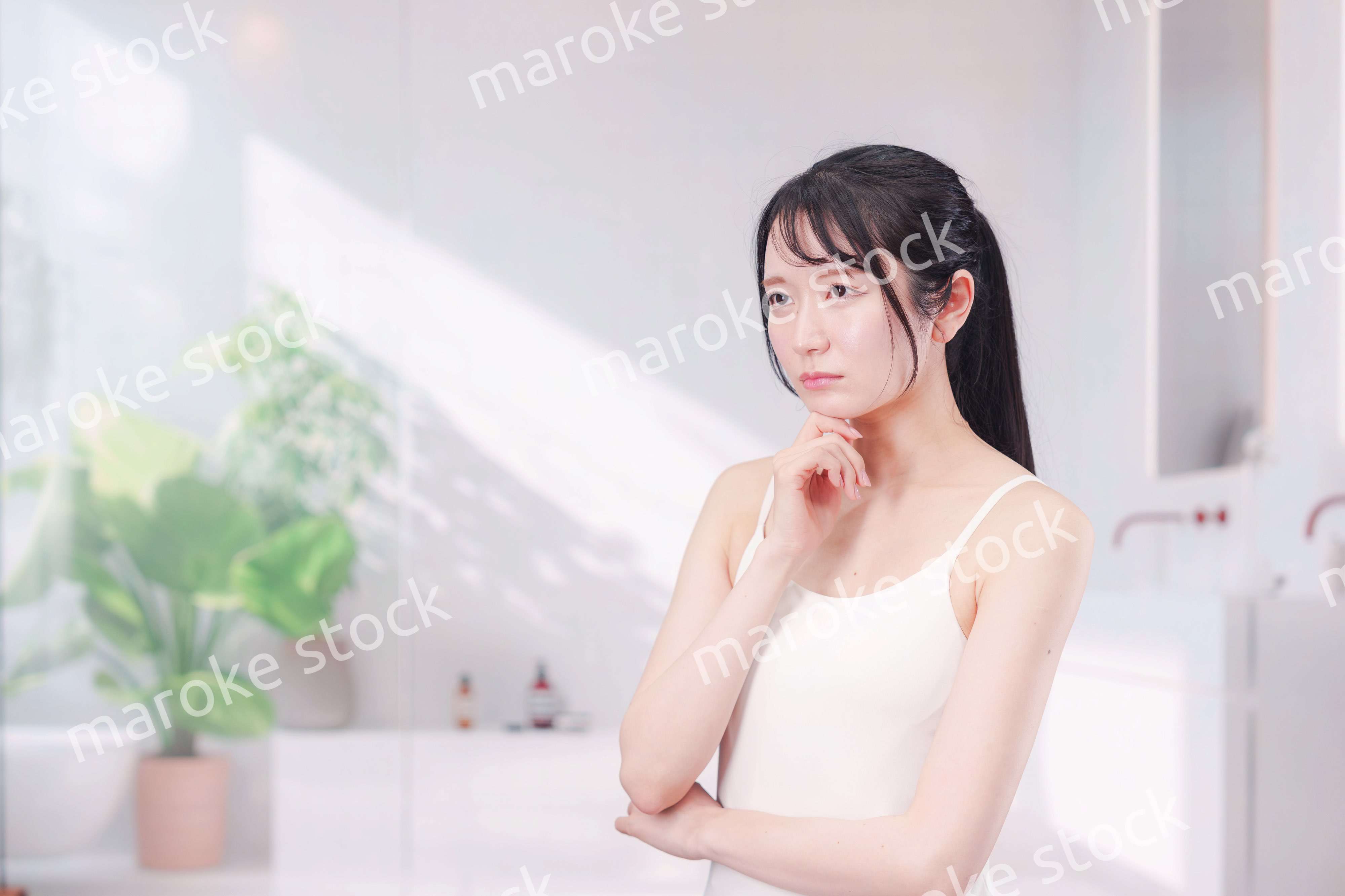 美容で悩む若い女性