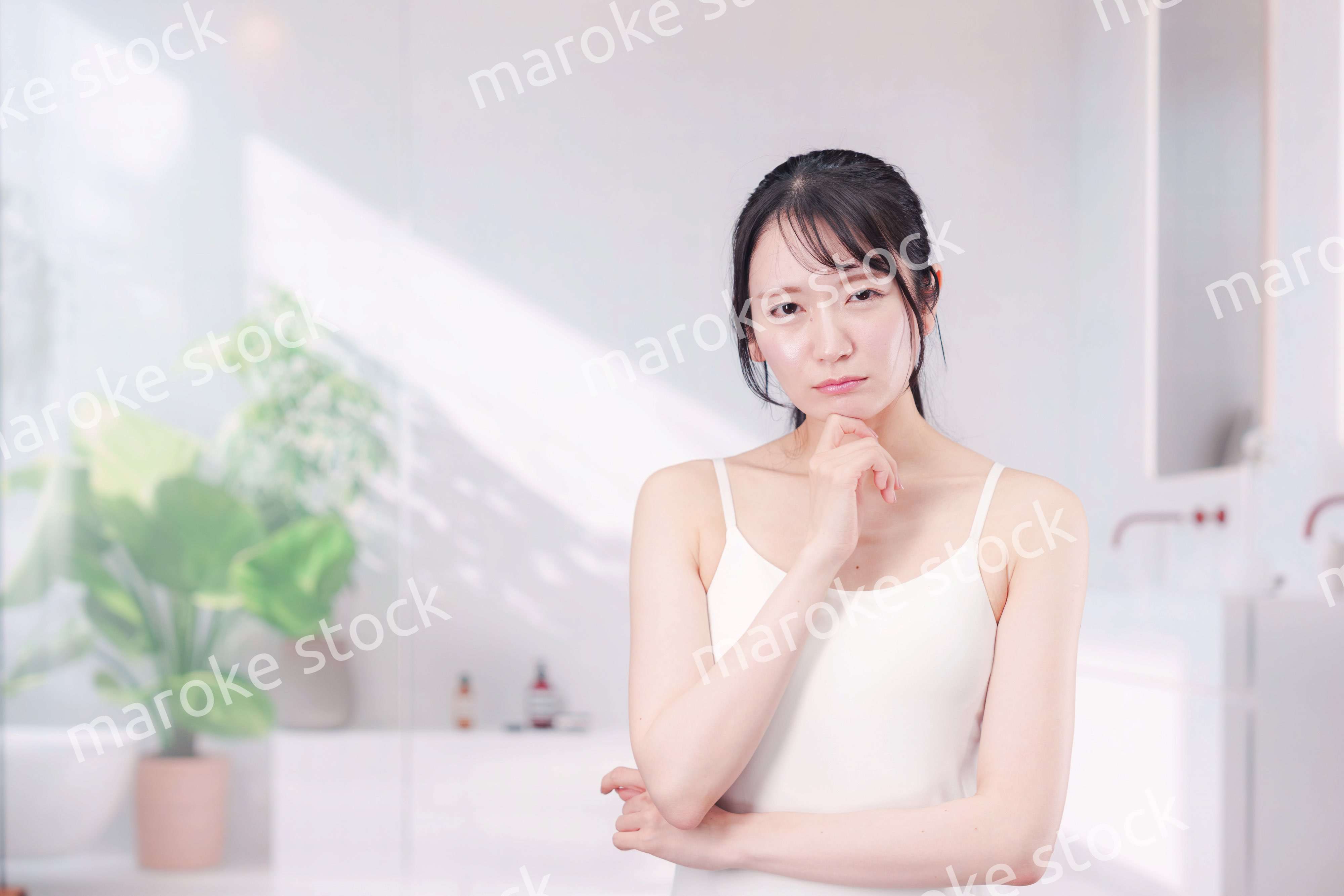 美容で悩む若い女性