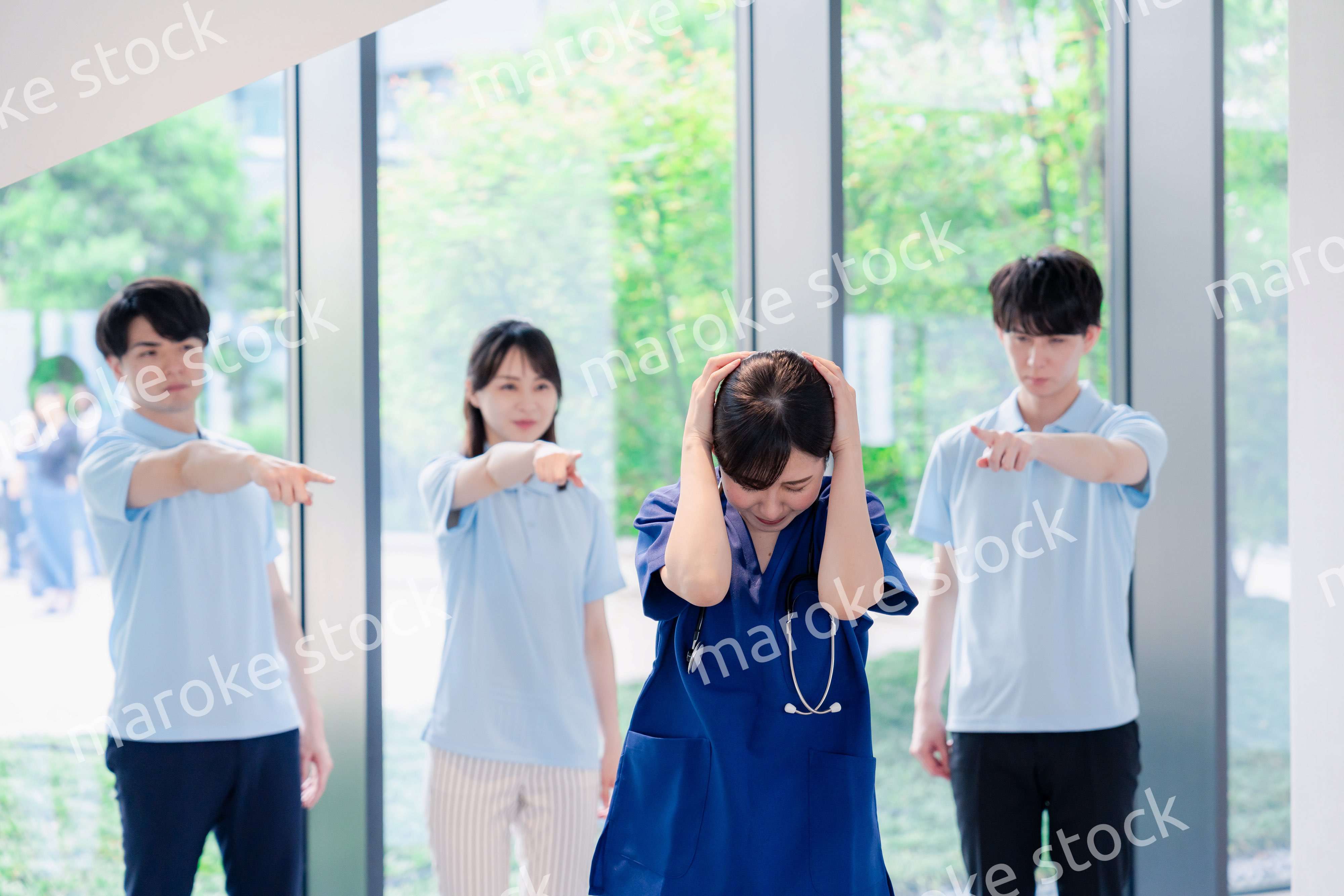 スタッフから責められるドクター