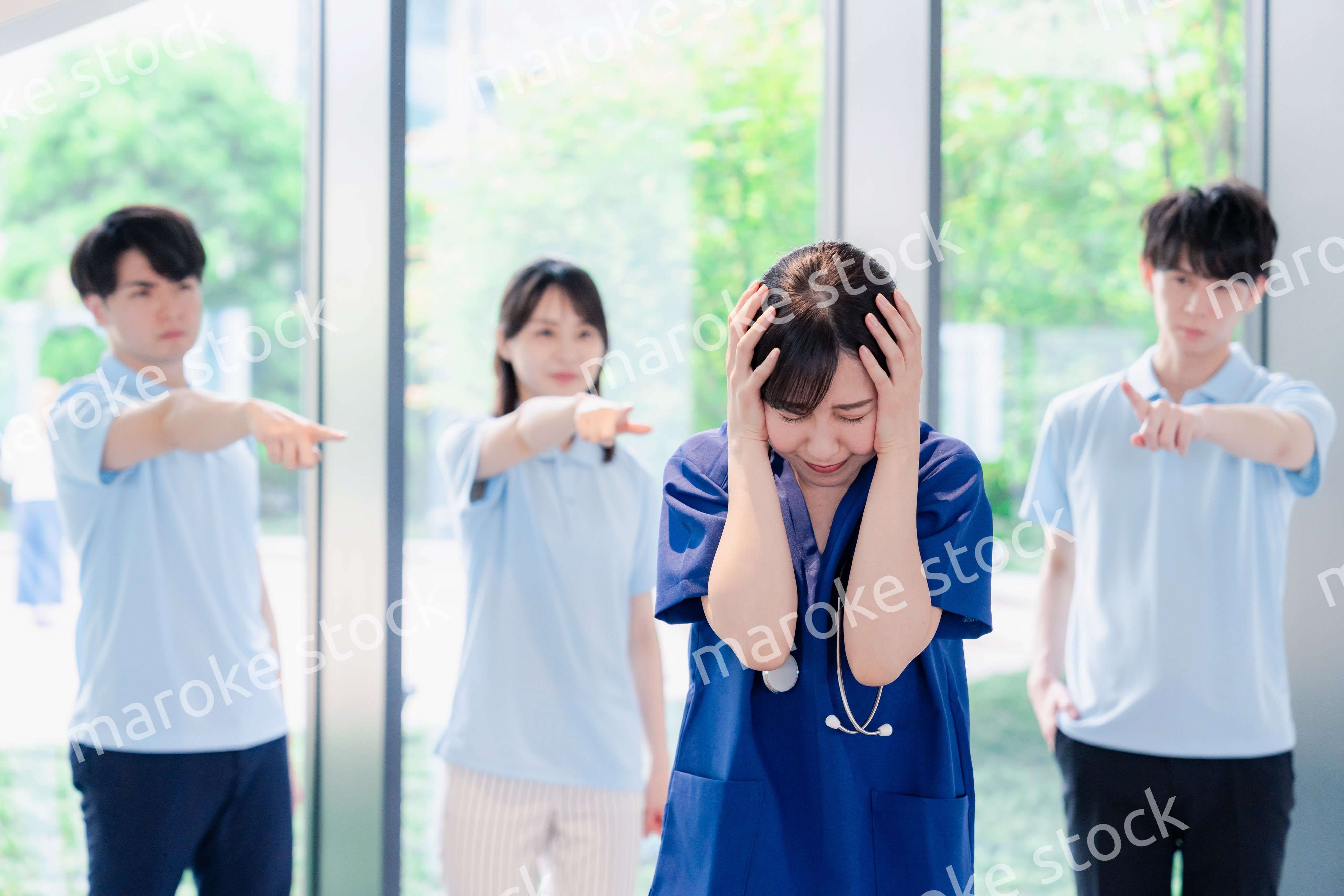 スタッフから責められるドクター