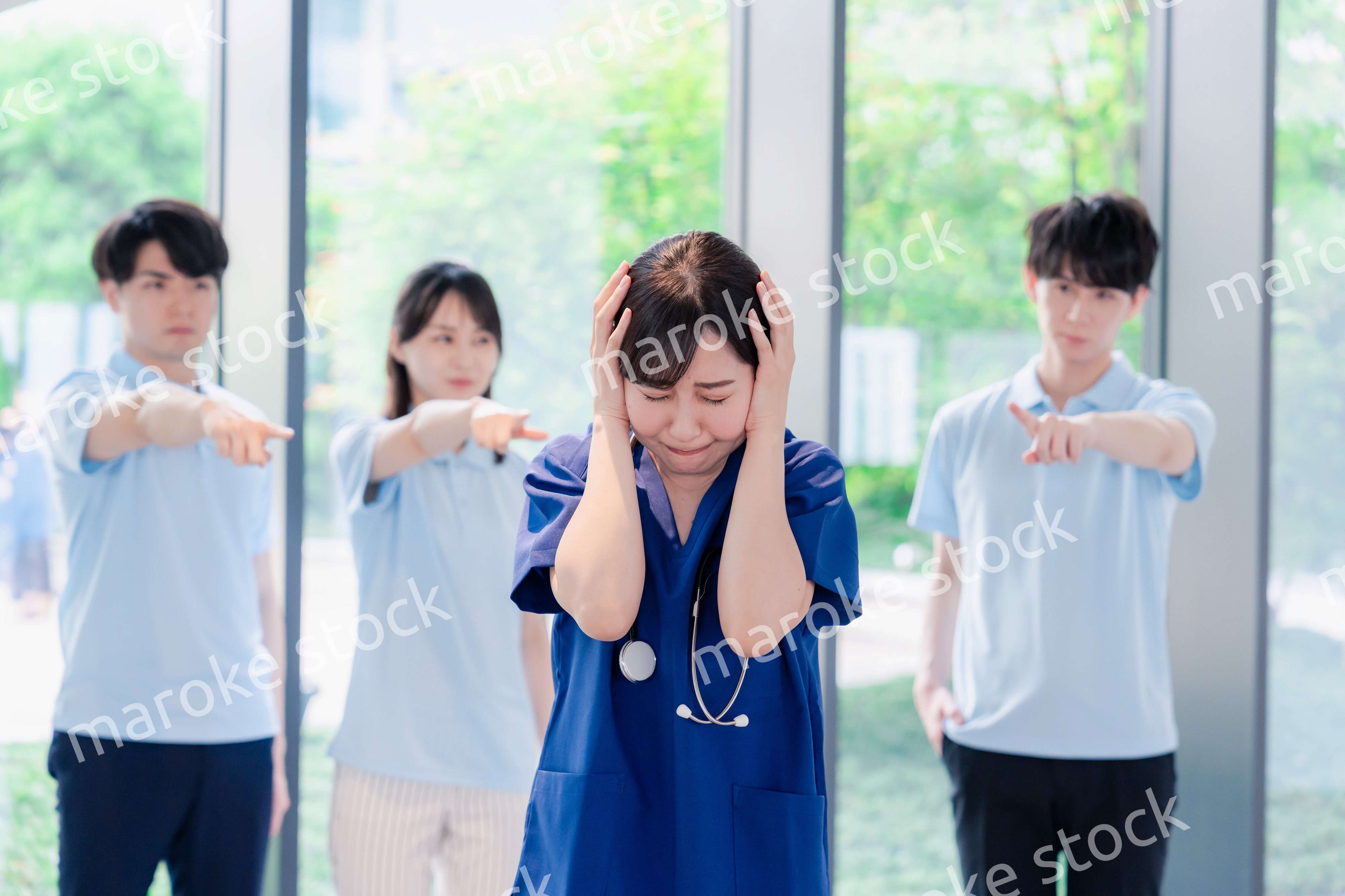 スタッフから責められるドクター