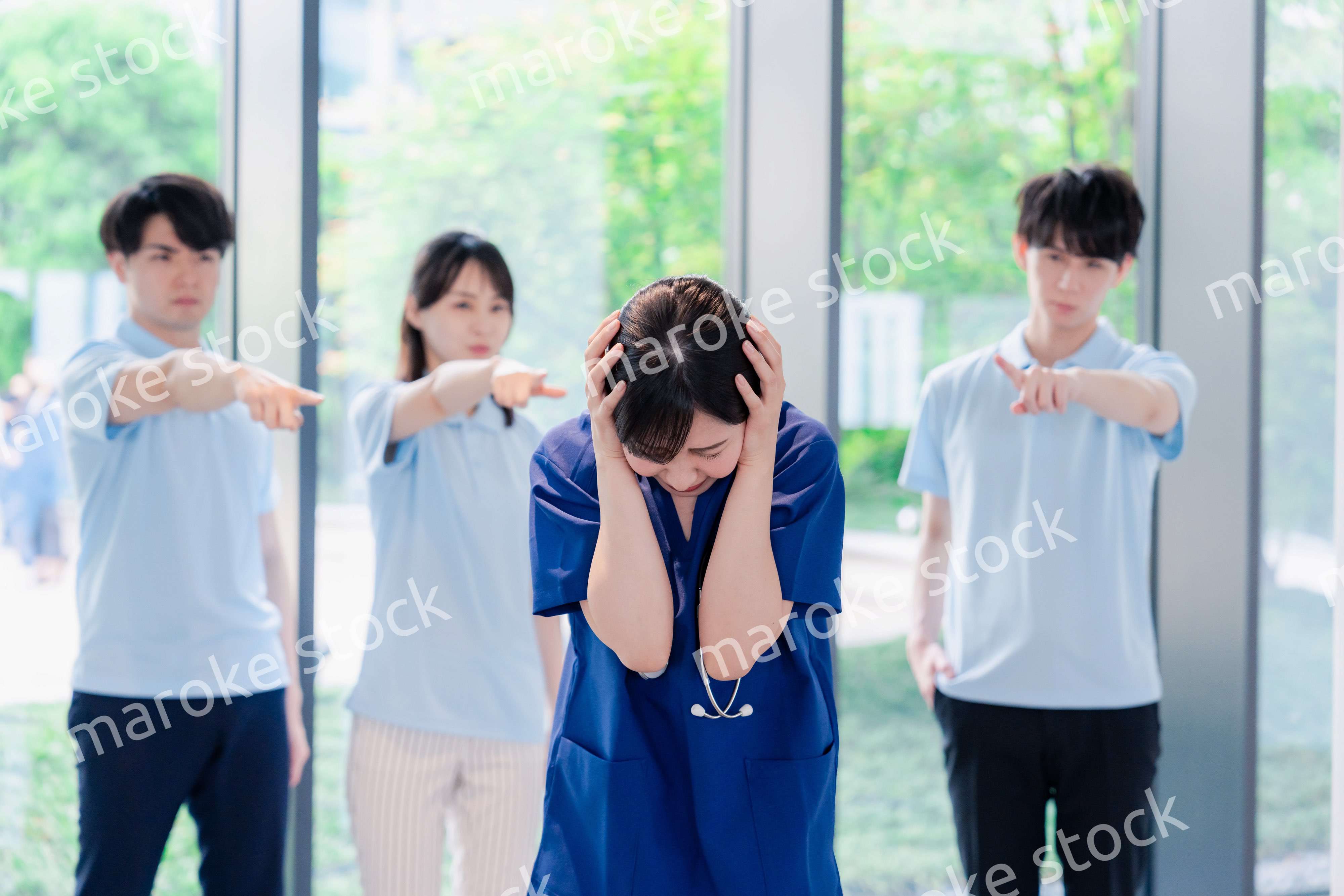 スタッフから責められるドクター