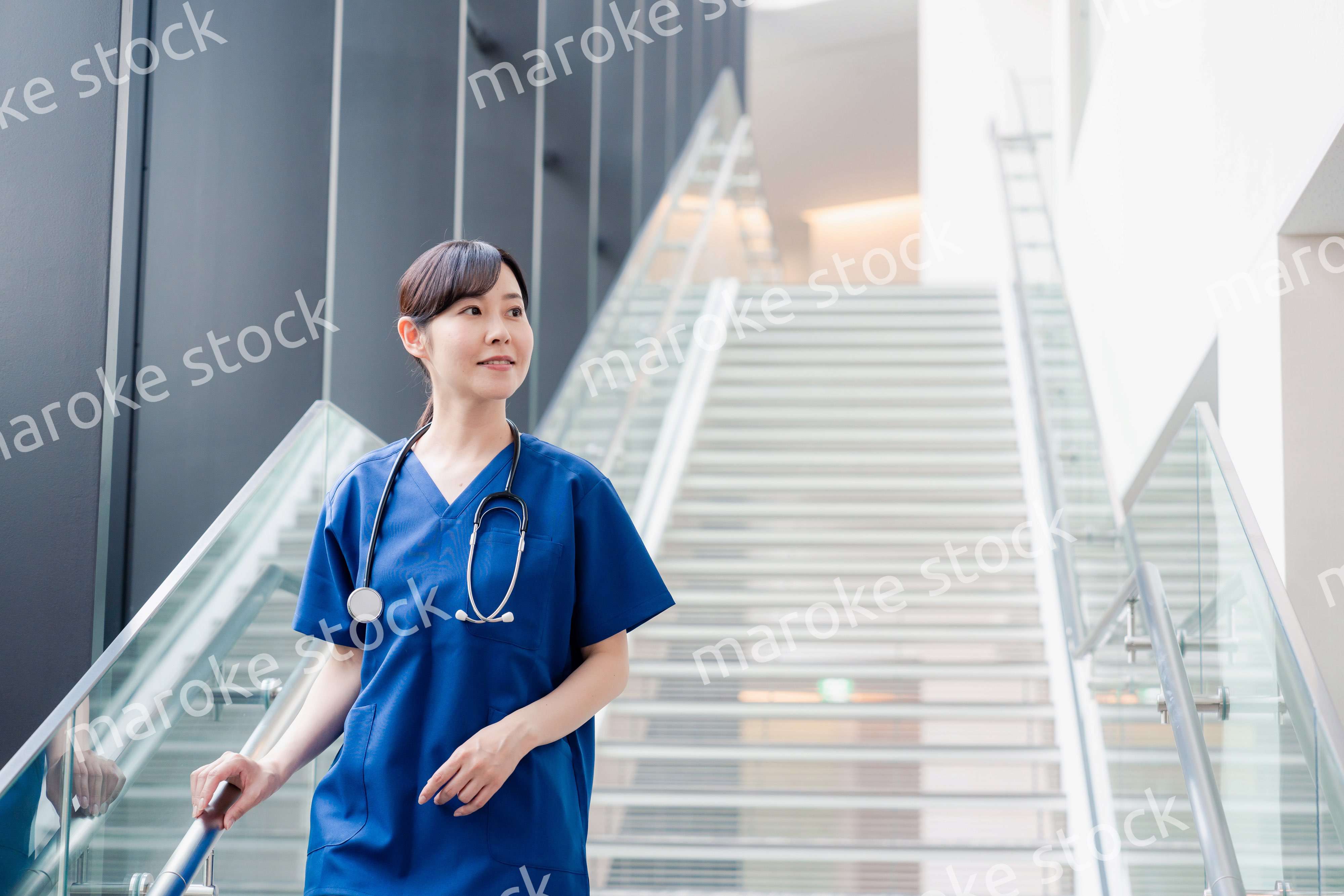 きれいな病院の中を歩くドクター