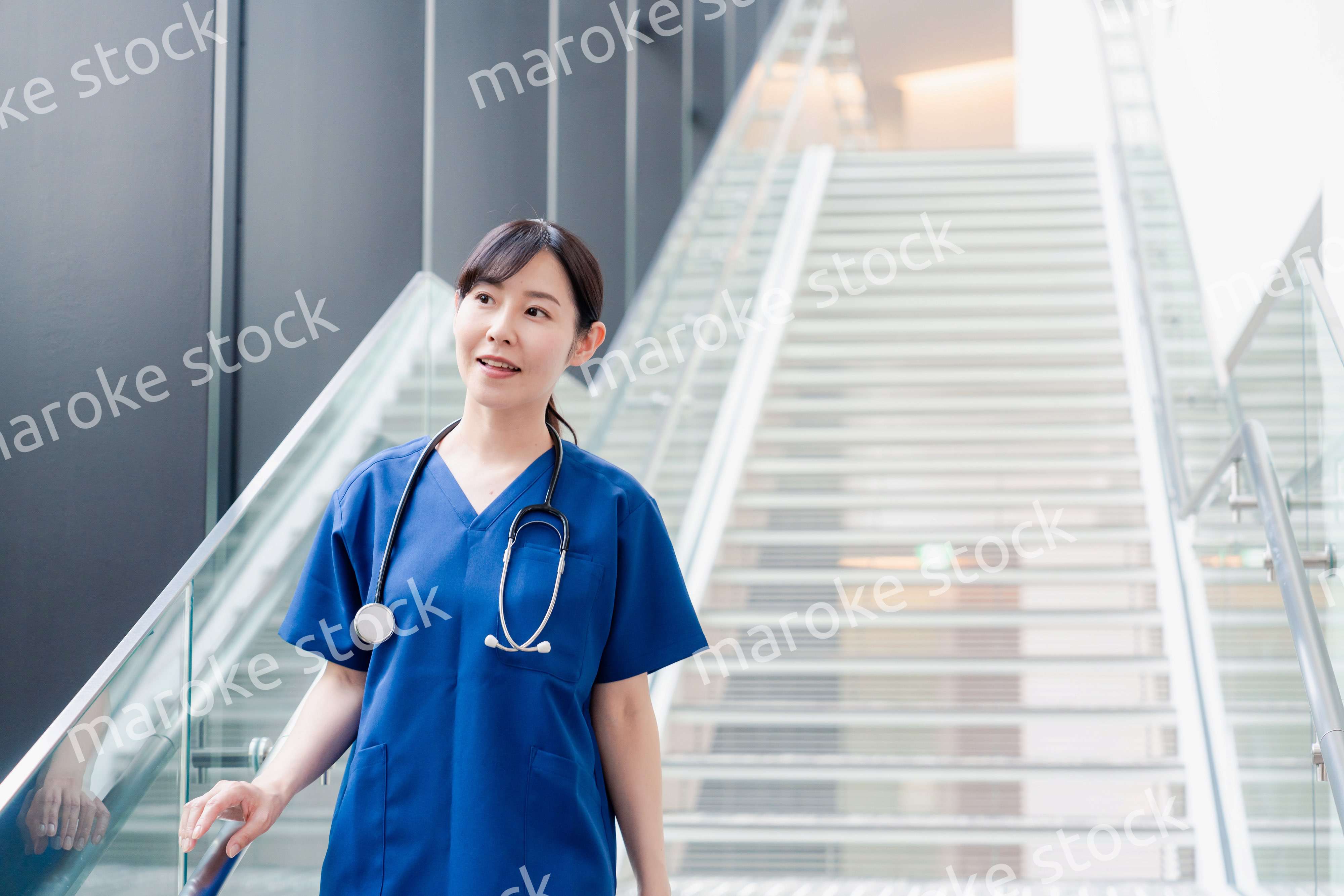 きれいな病院の中を歩くドクター