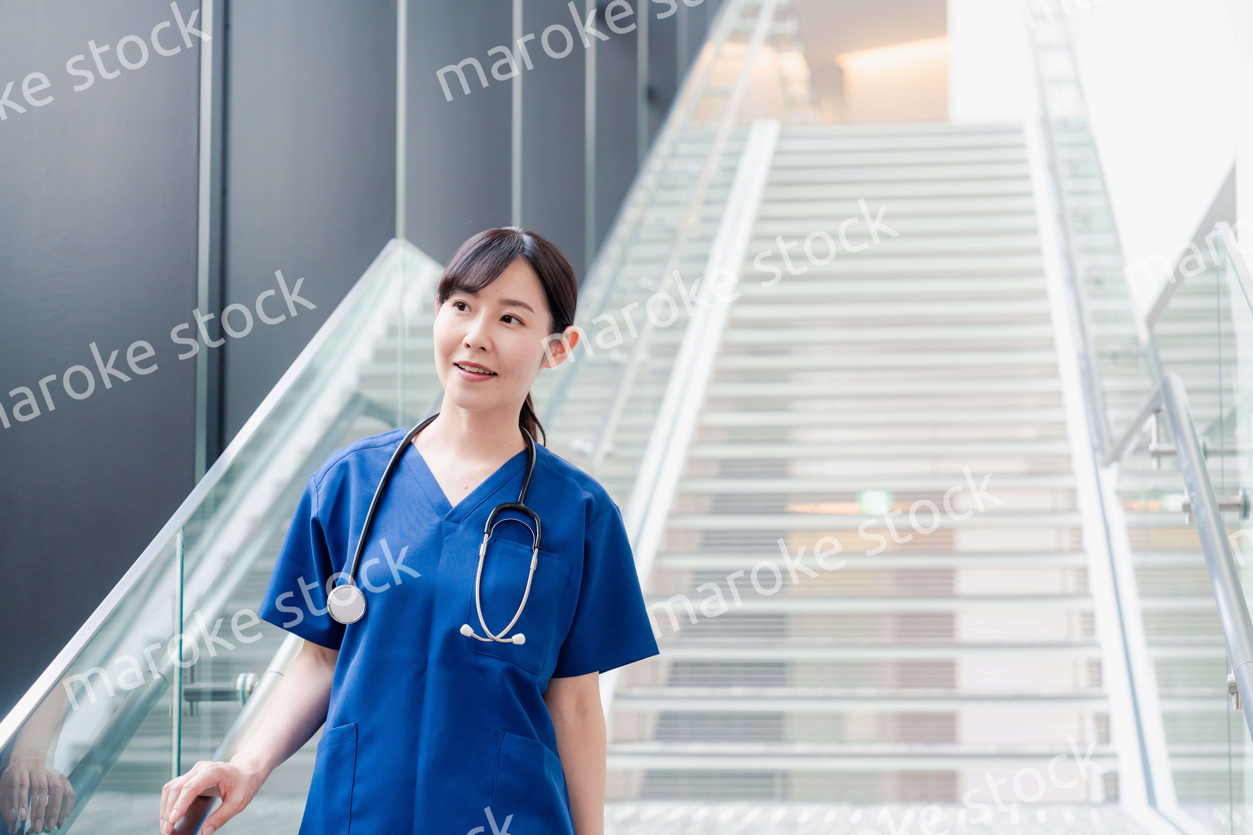 きれいな病院の中を歩くドクター