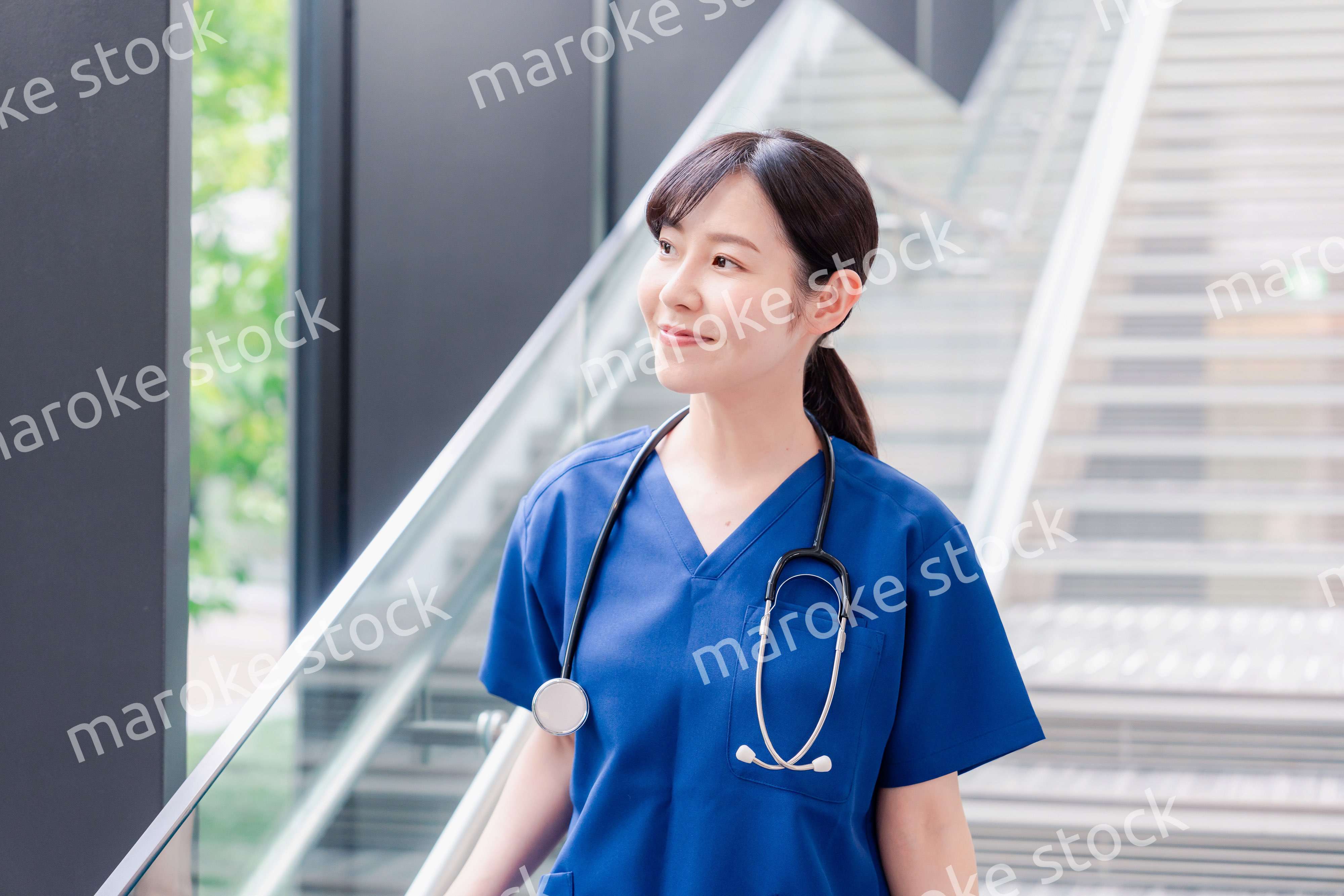 きれいな病院の中を歩くドクター