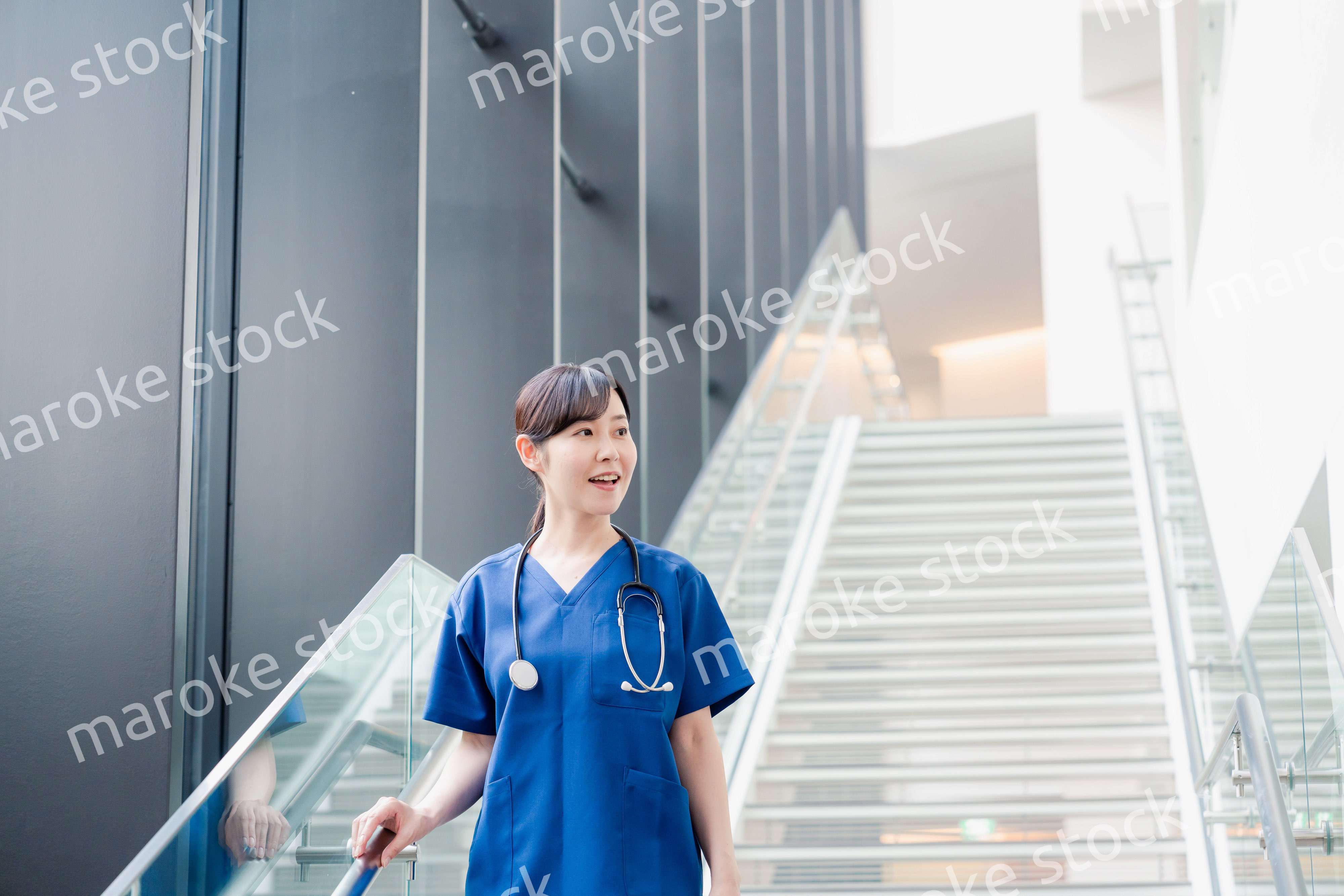 きれいな病院の中を歩くドクター