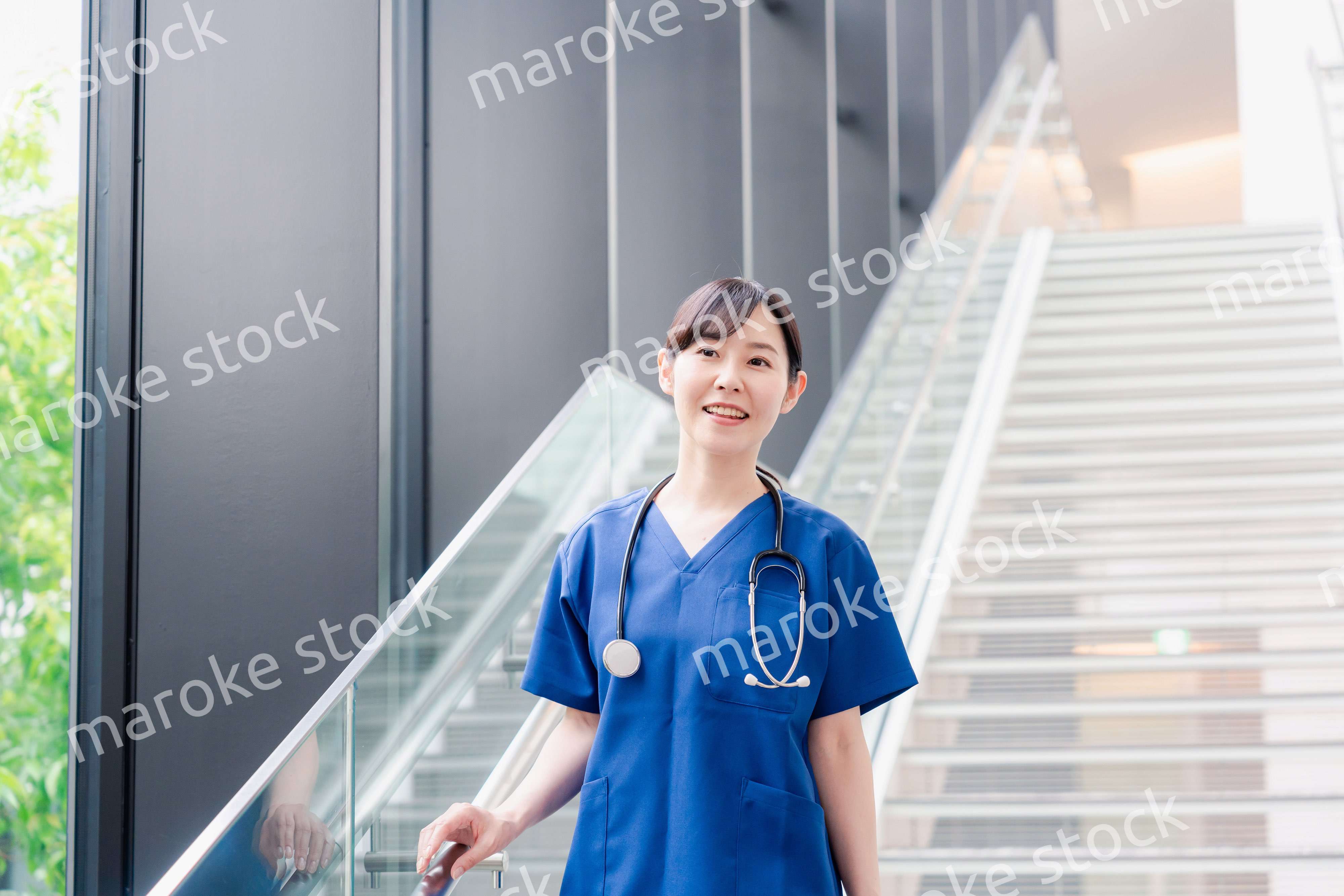 きれいな病院の中を歩くドクター