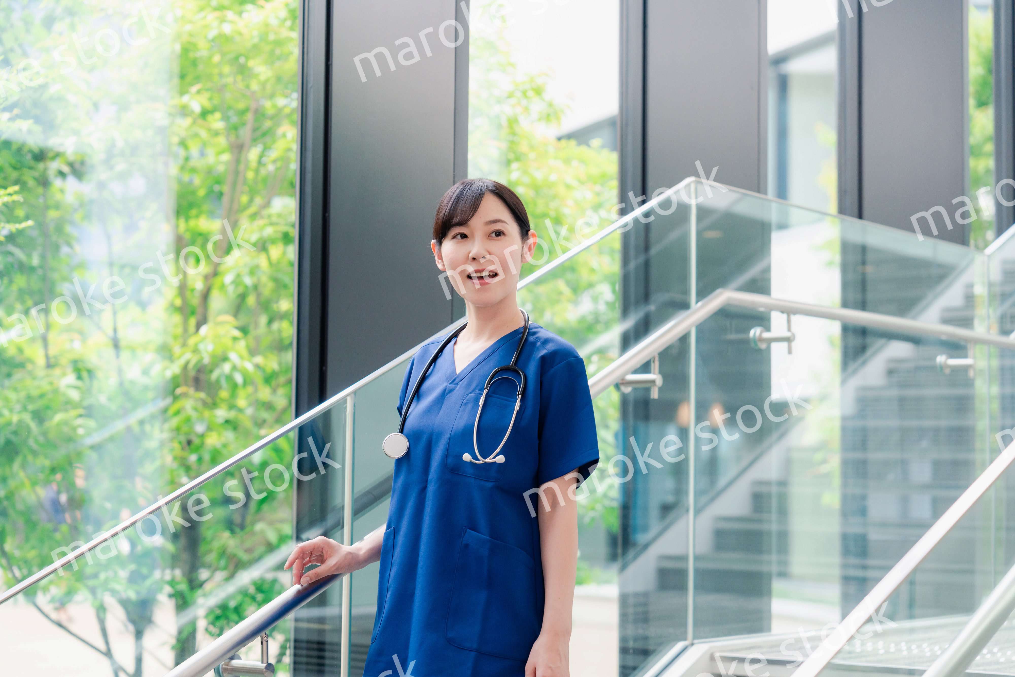 きれいな病院の中を歩くドクター