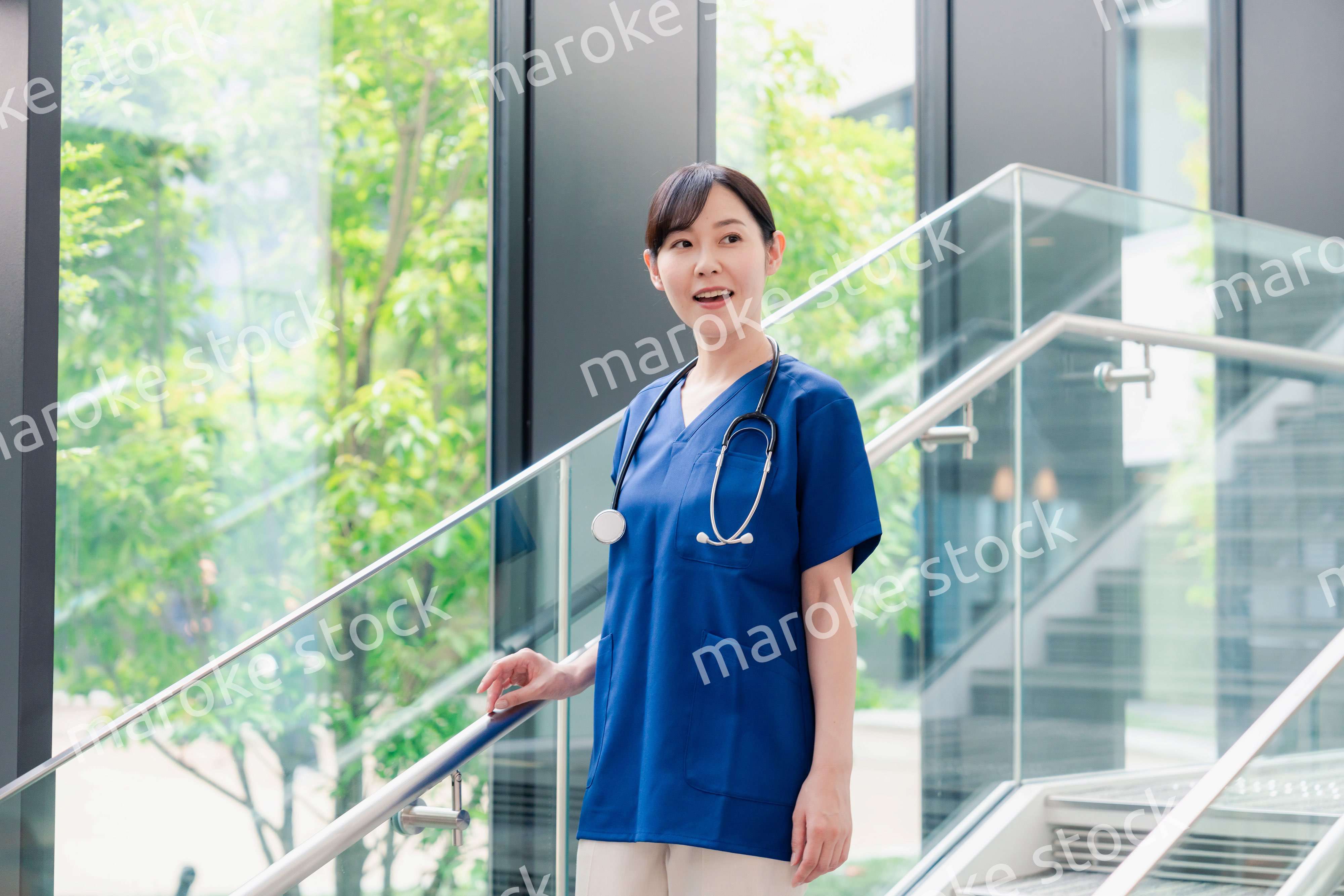 きれいな病院の中を歩くドクター