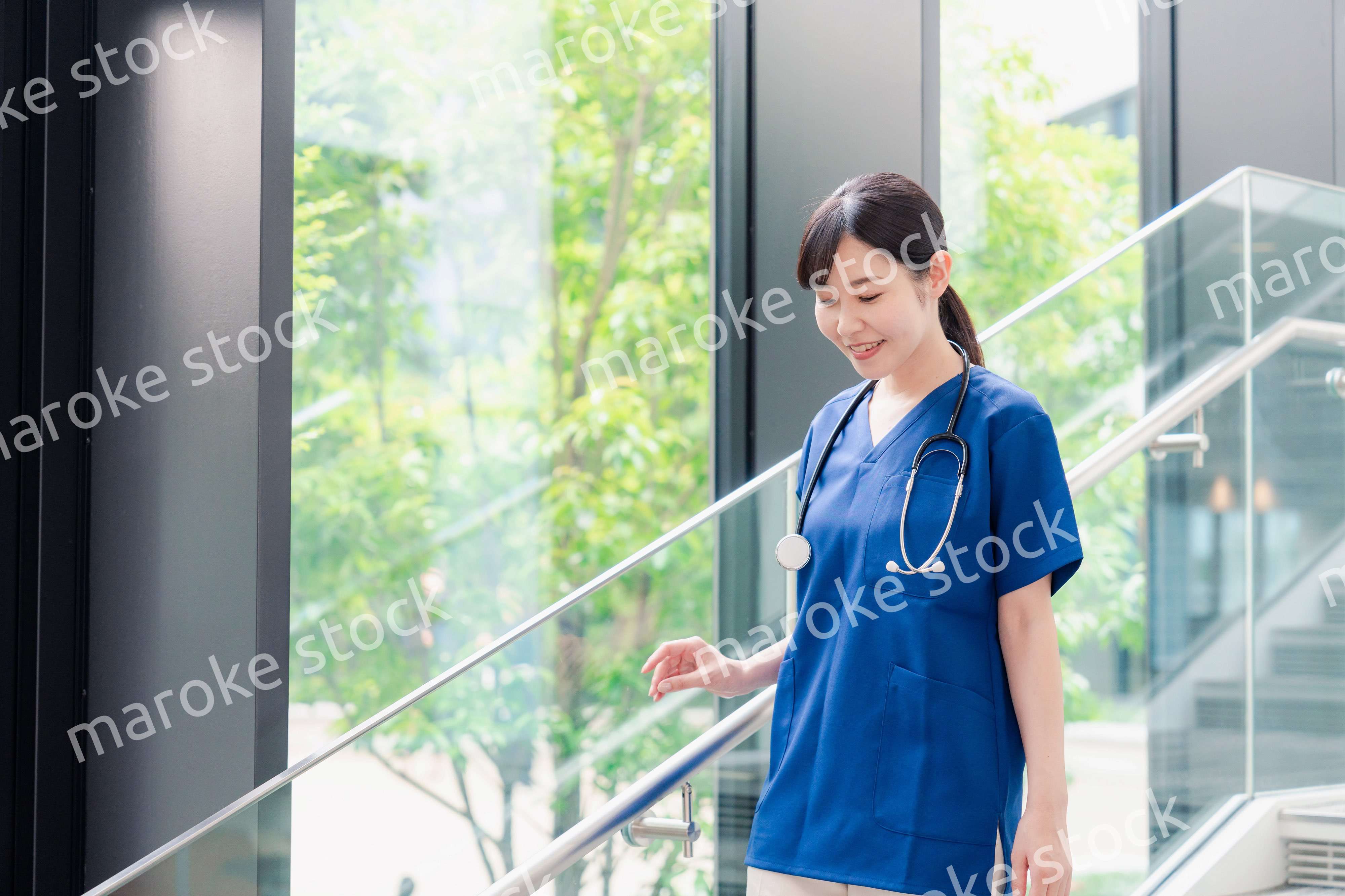 きれいな病院の中を歩くドクター