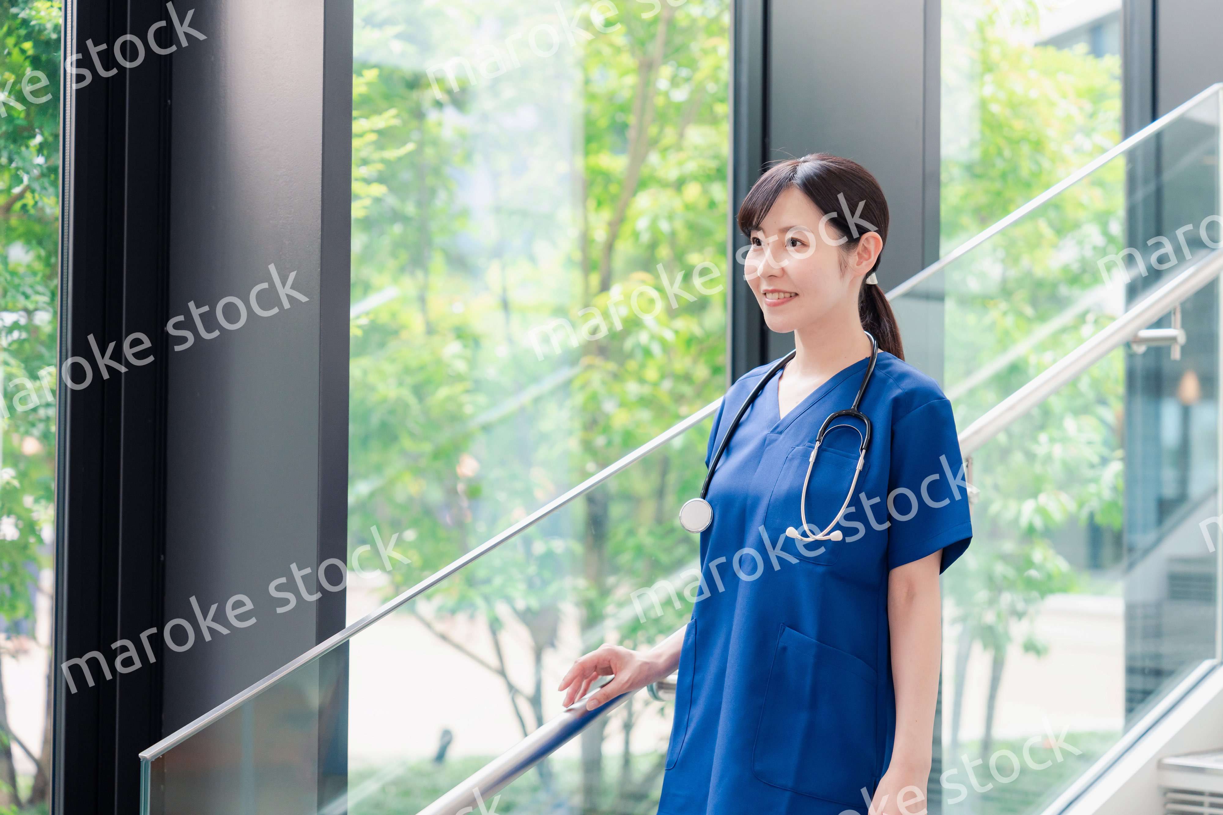 きれいな病院の中を歩くドクター