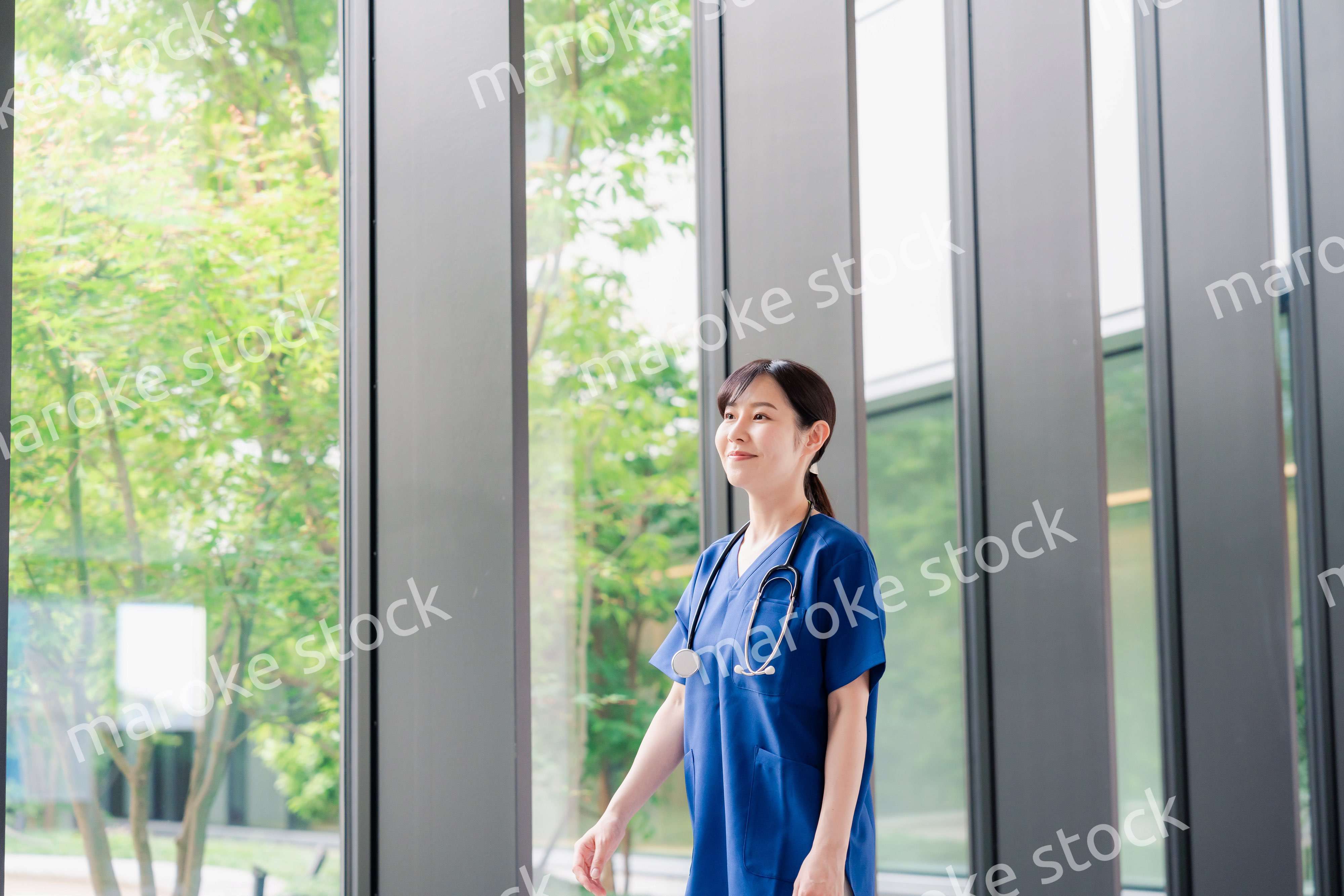 きれいな病院の中を歩くドクター