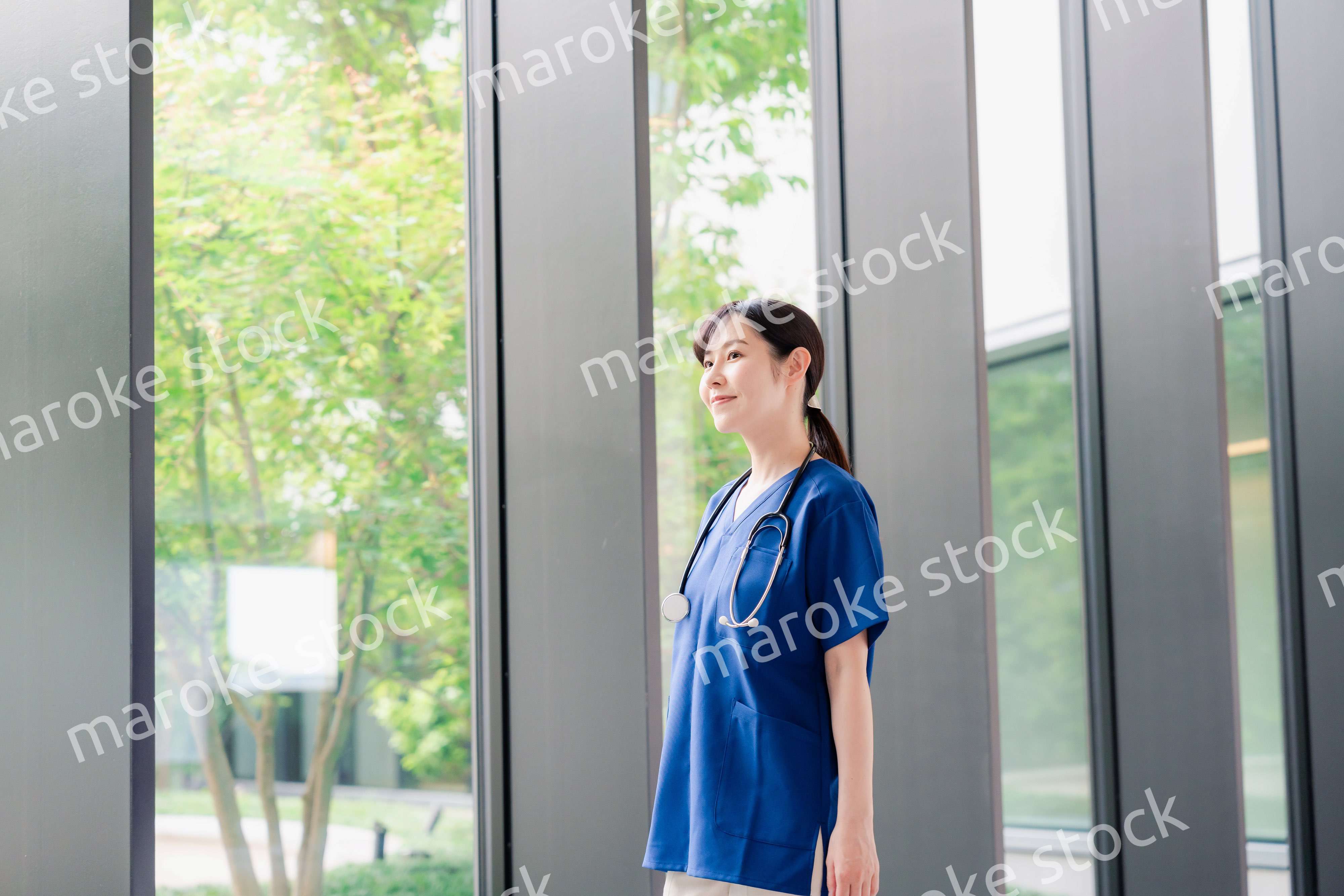 きれいな病院の中を歩くドクター