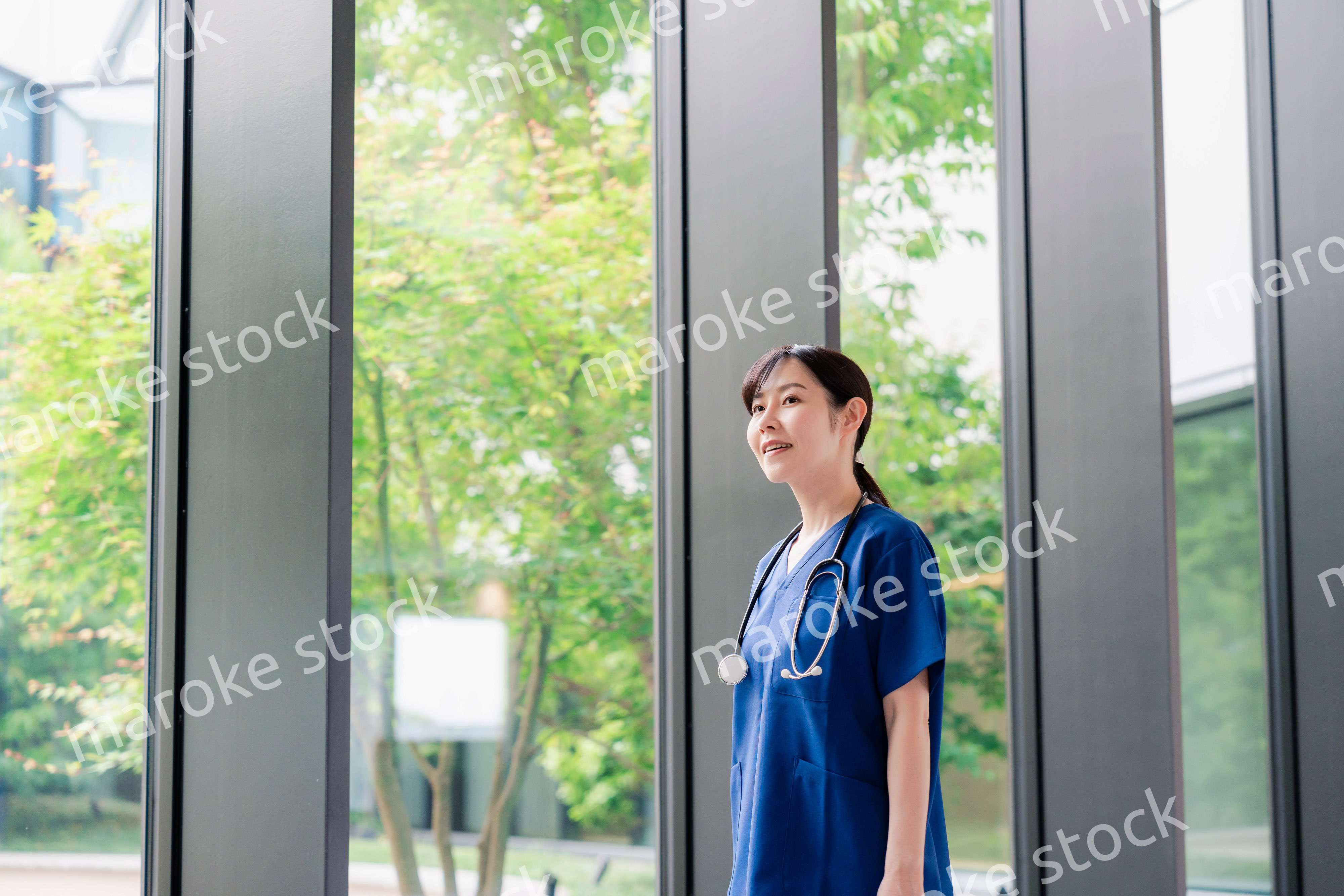 きれいな病院の中を歩くドクター