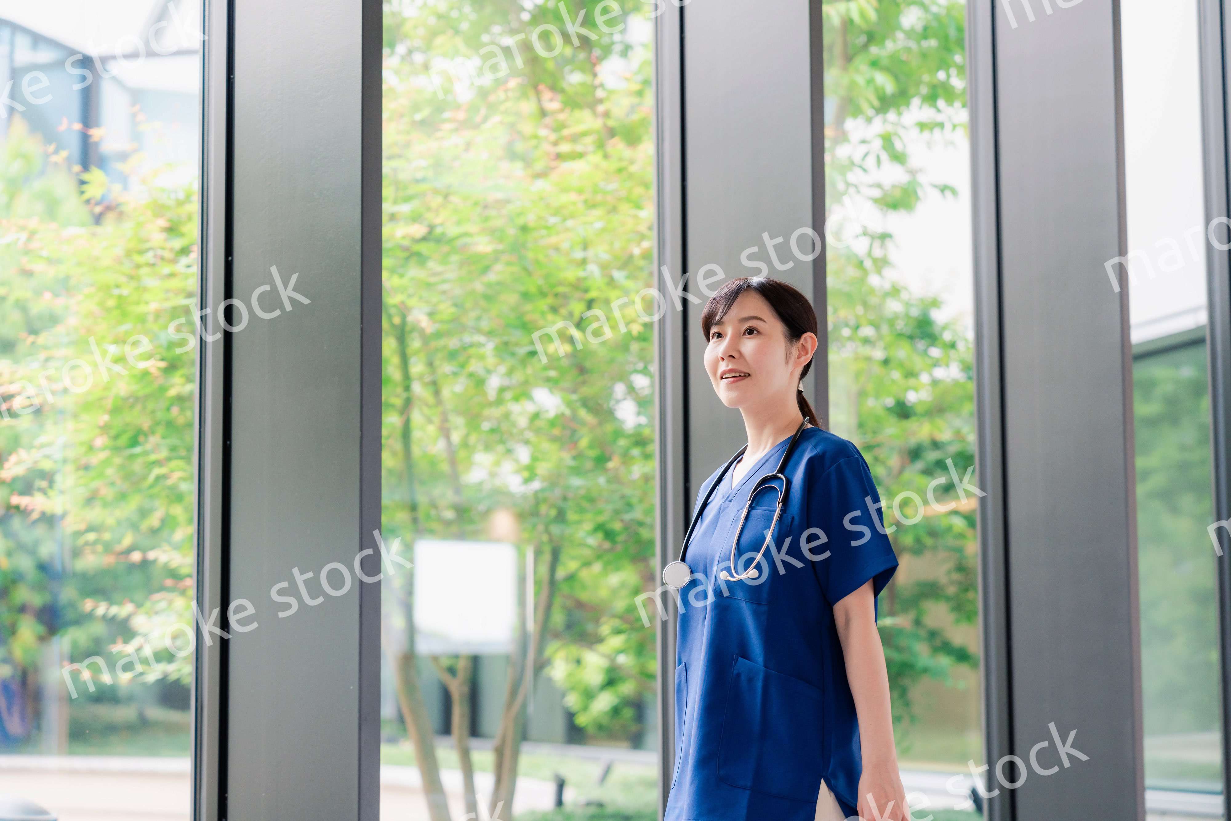 きれいな病院の中を歩くドクター