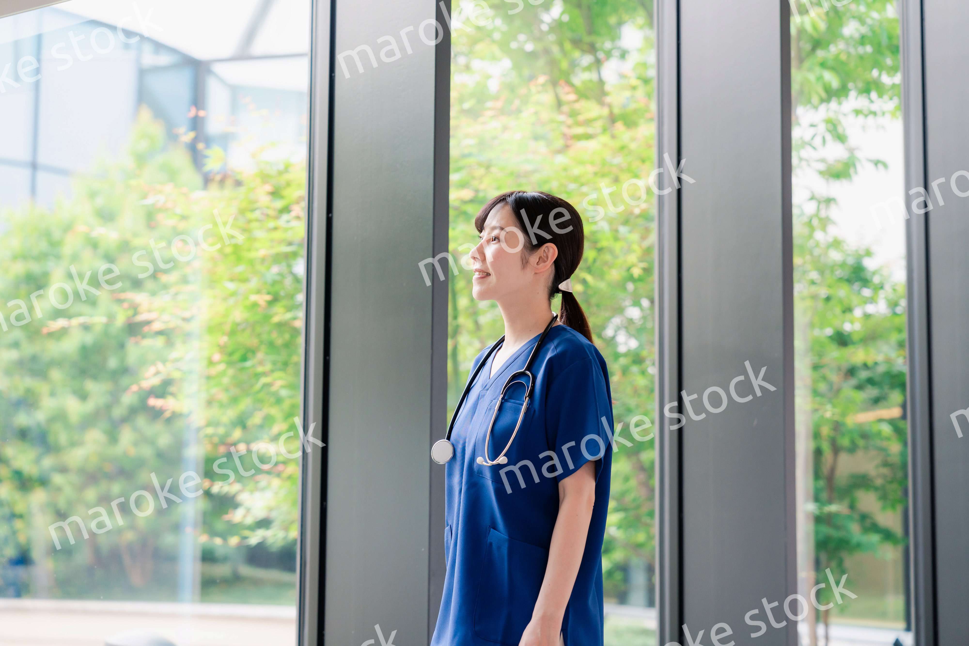 きれいな病院の中を歩くドクター