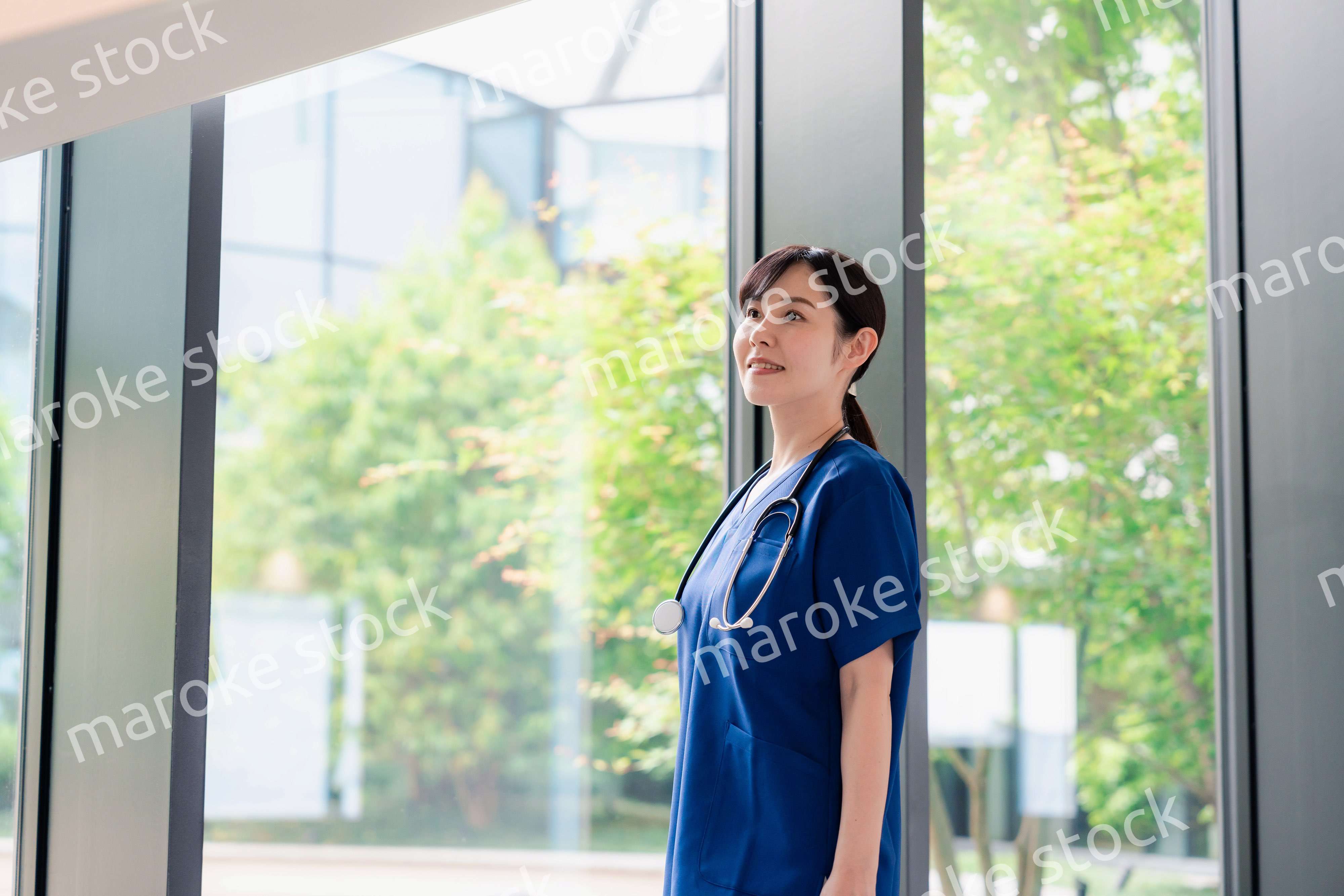 きれいな病院の中を歩くドクター