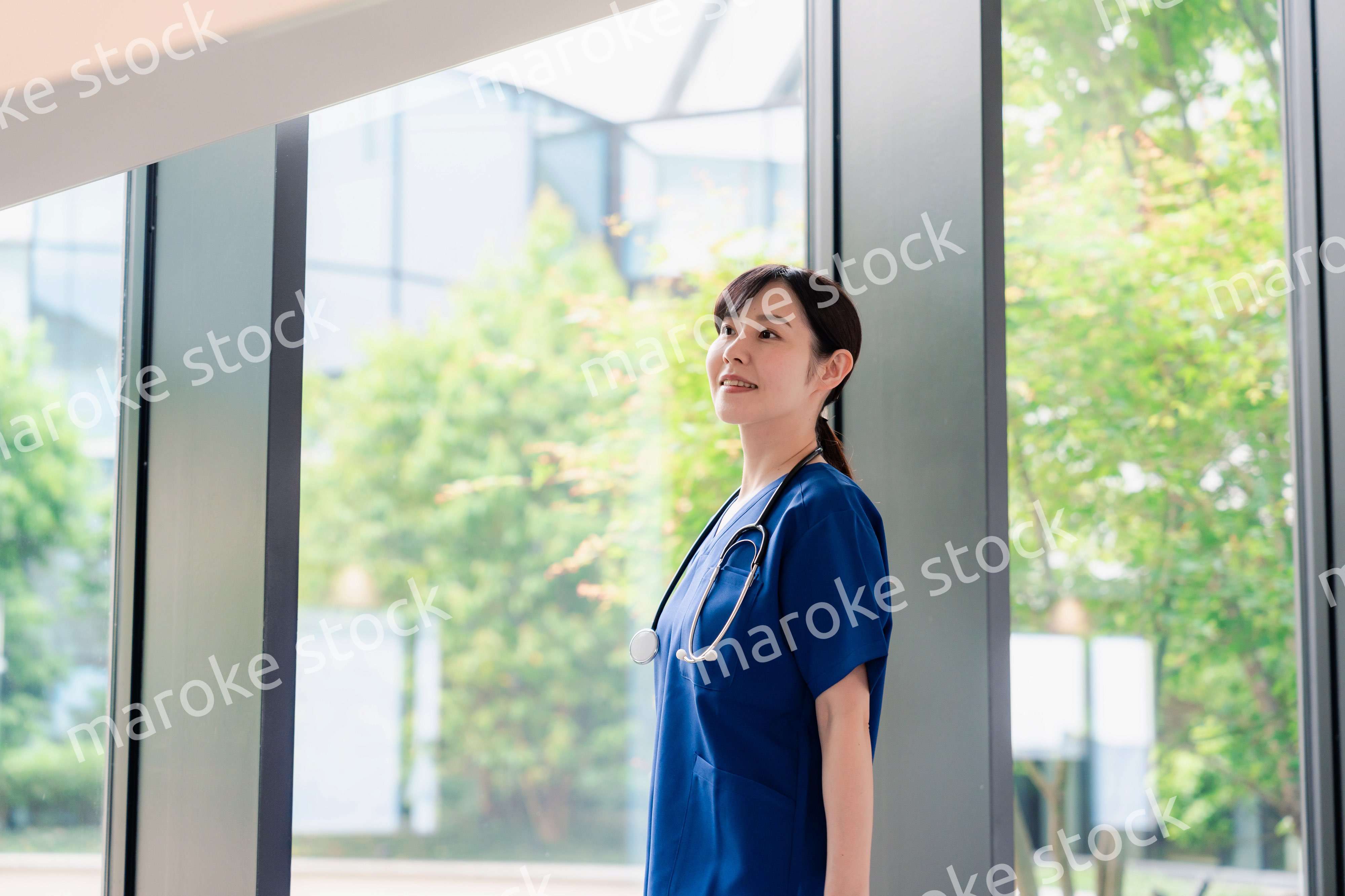 きれいな病院の中を歩くドクター