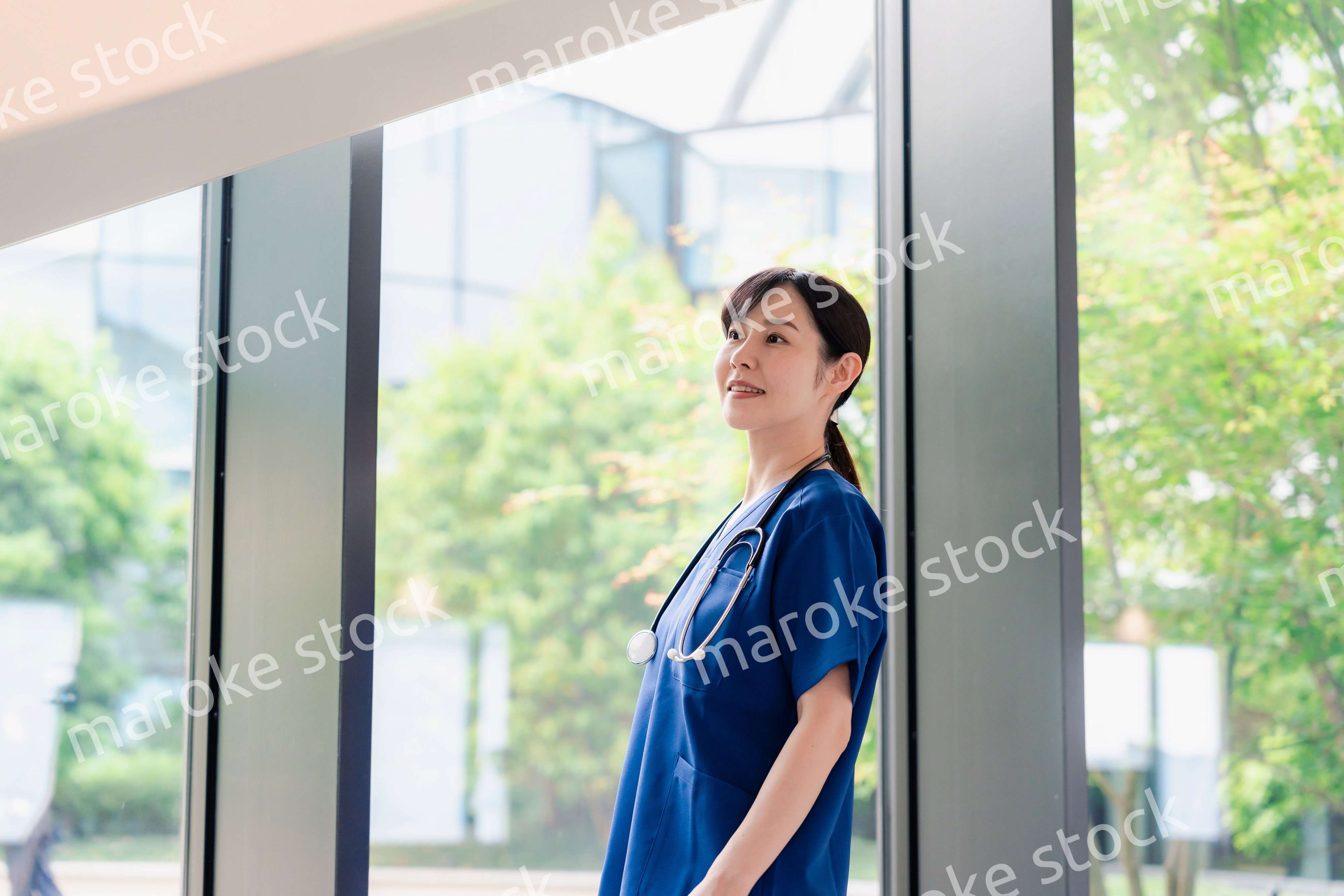 きれいな病院の中を歩くドクター