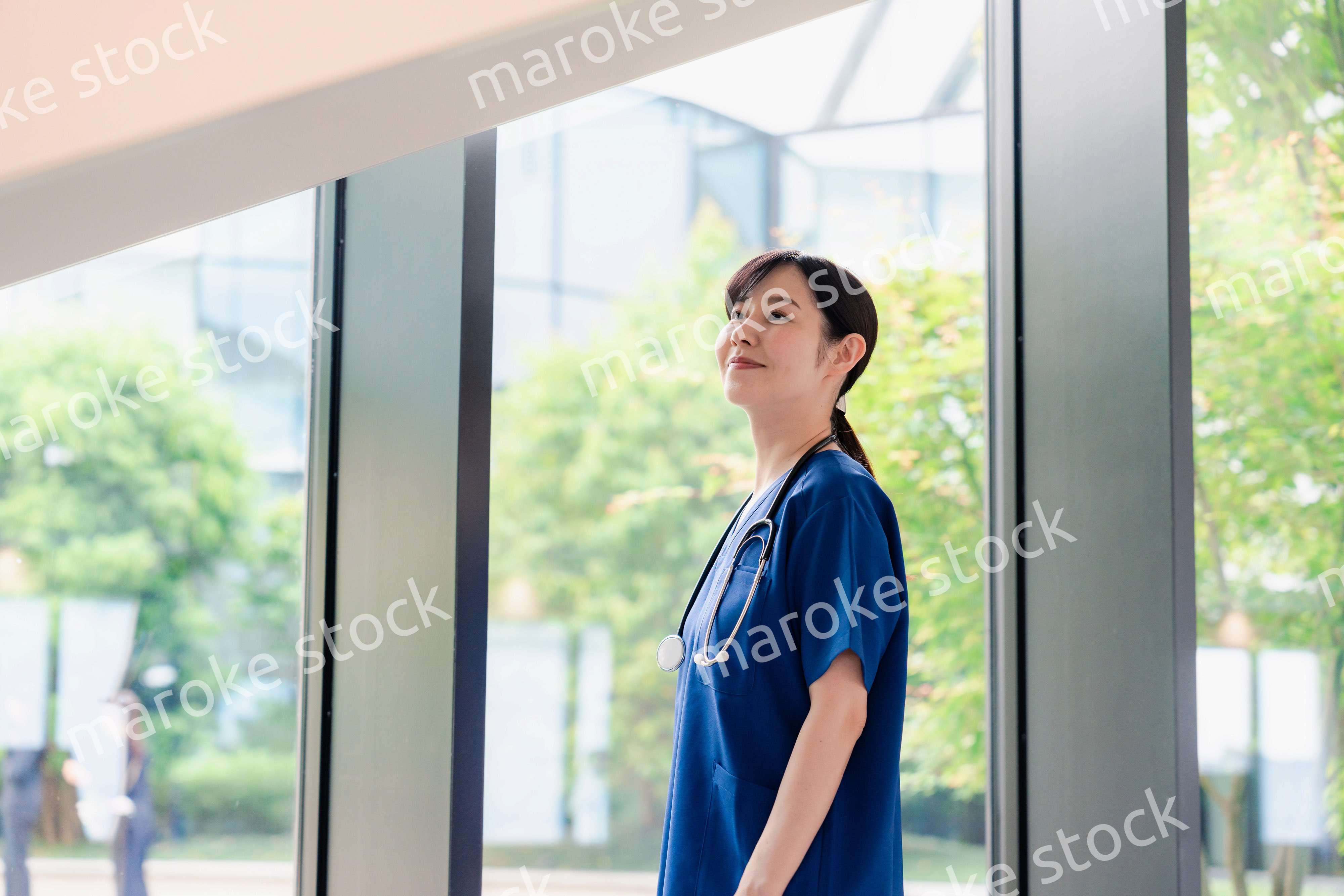 きれいな病院の中を歩くドクター