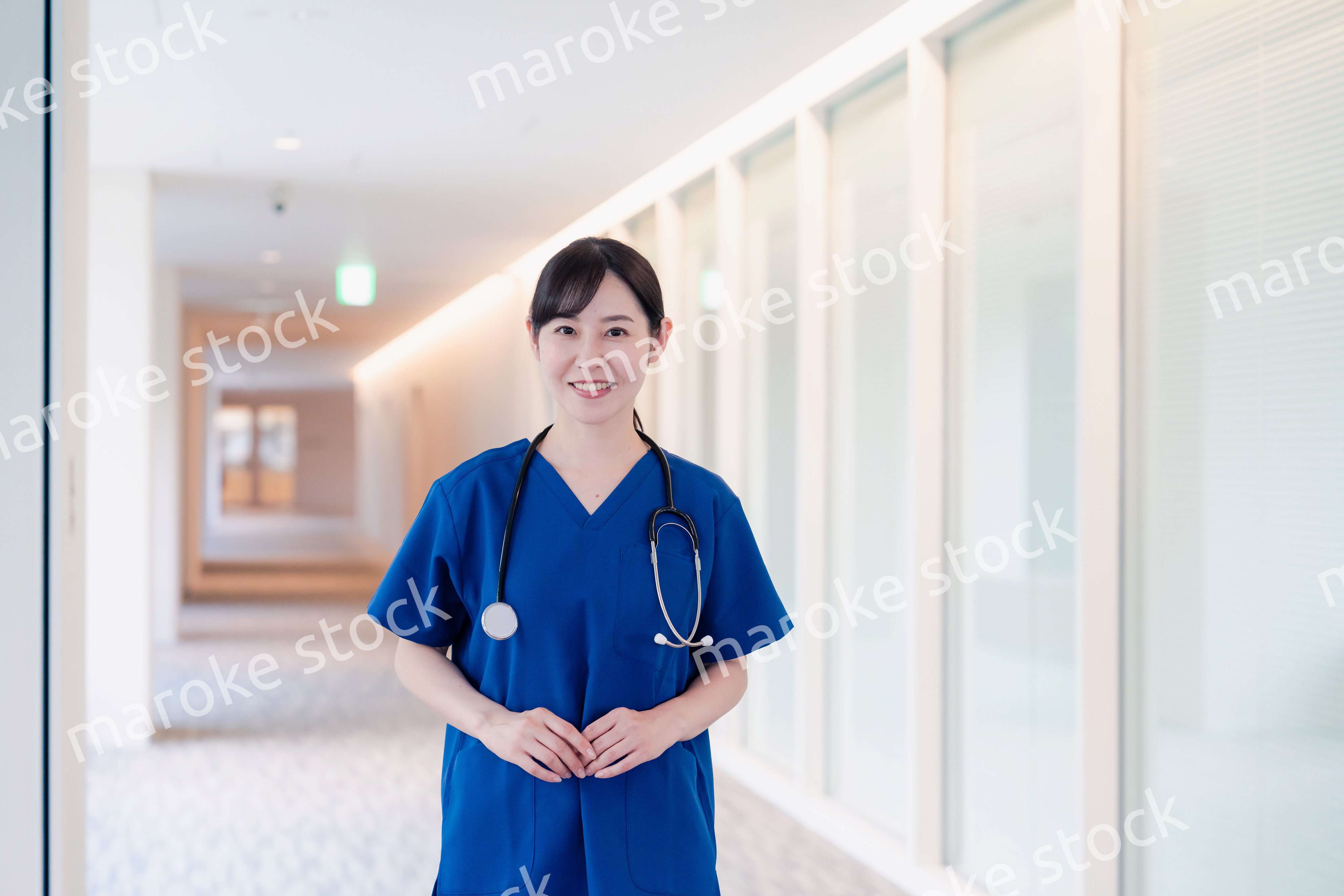 きれいな病院の中を歩くドクター