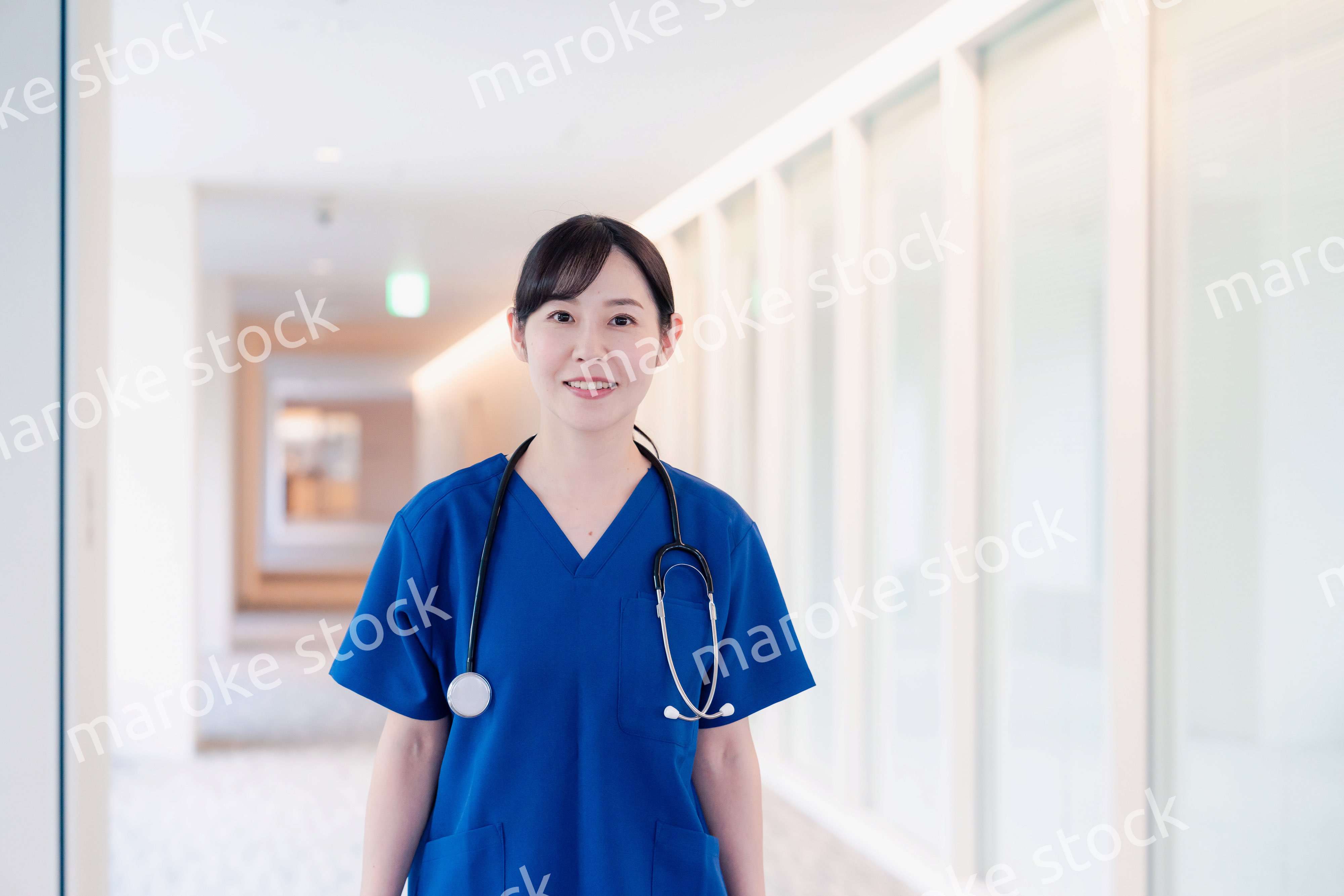 きれいな病院の中を歩くドクター