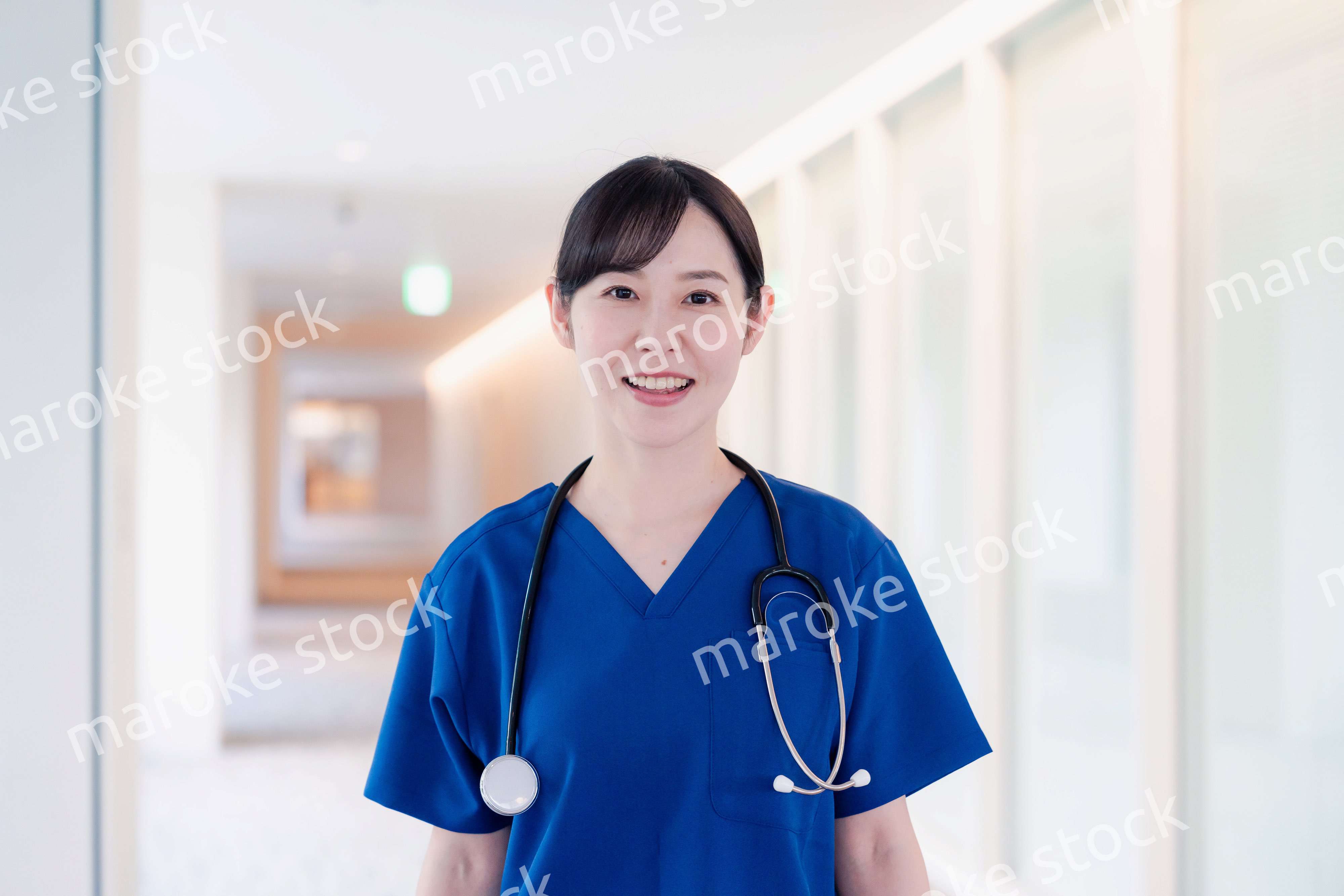 きれいな病院の中を歩くドクター