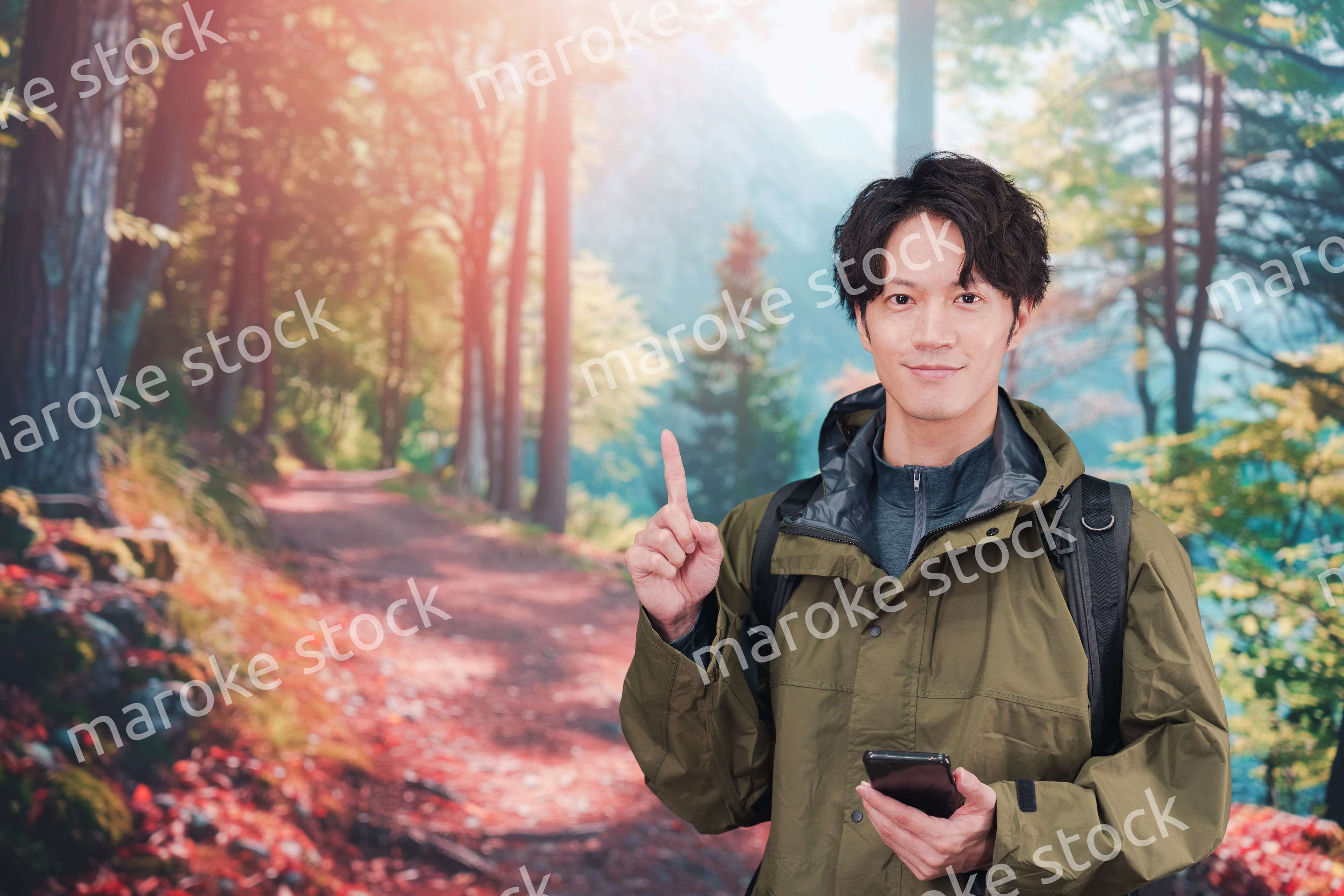 山登り・ハイキングをする若い男性