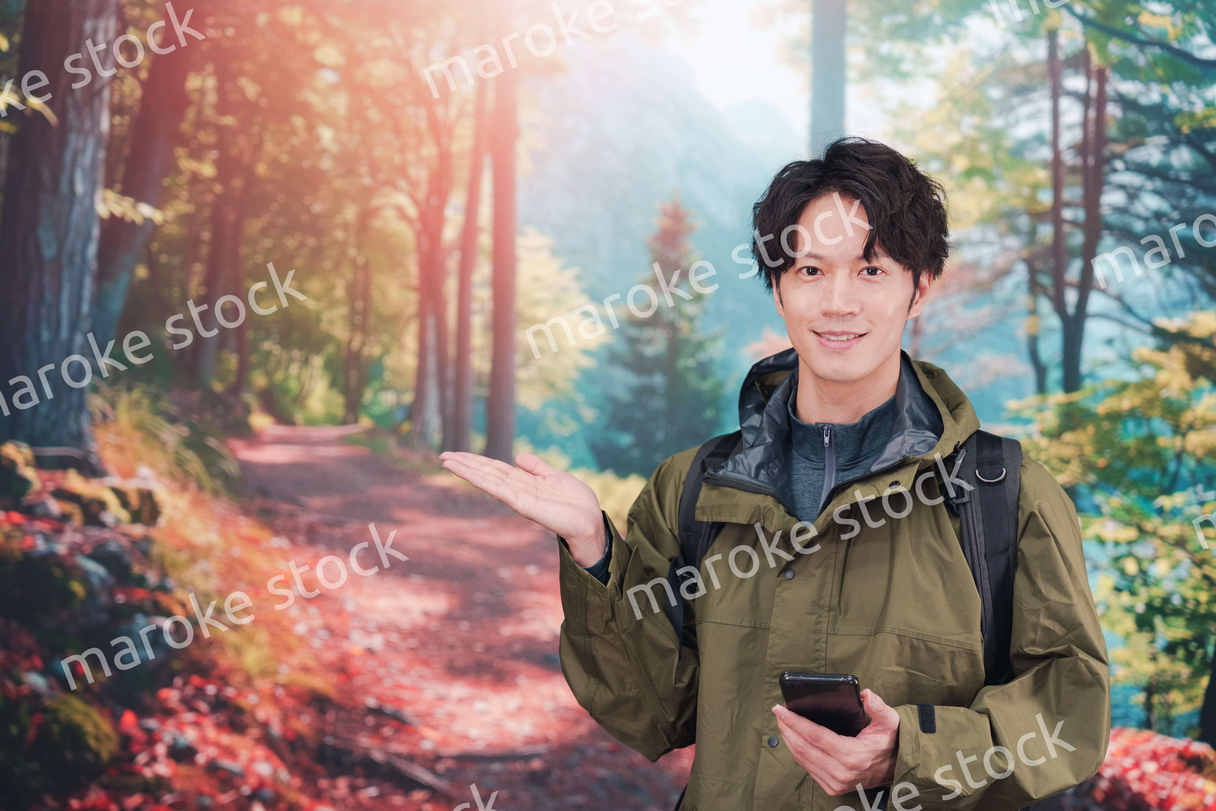 山登り・ハイキングをする若い男性