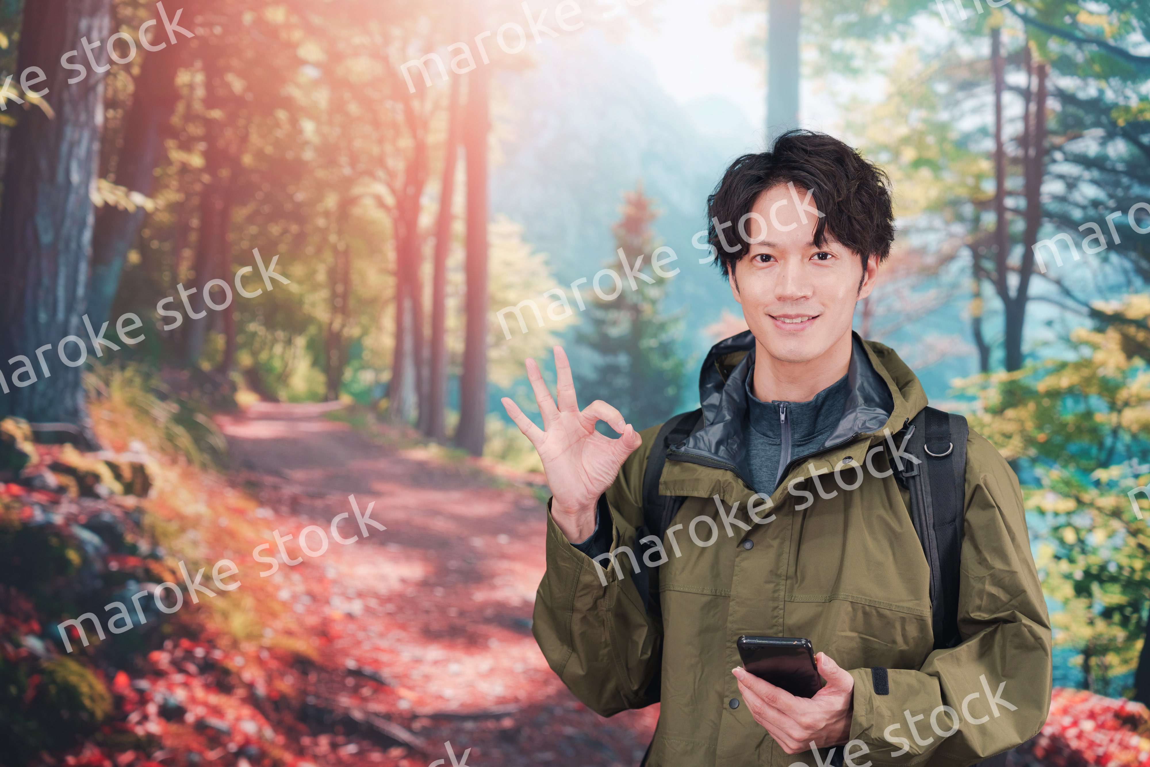 山登り・ハイキングをする若い男性