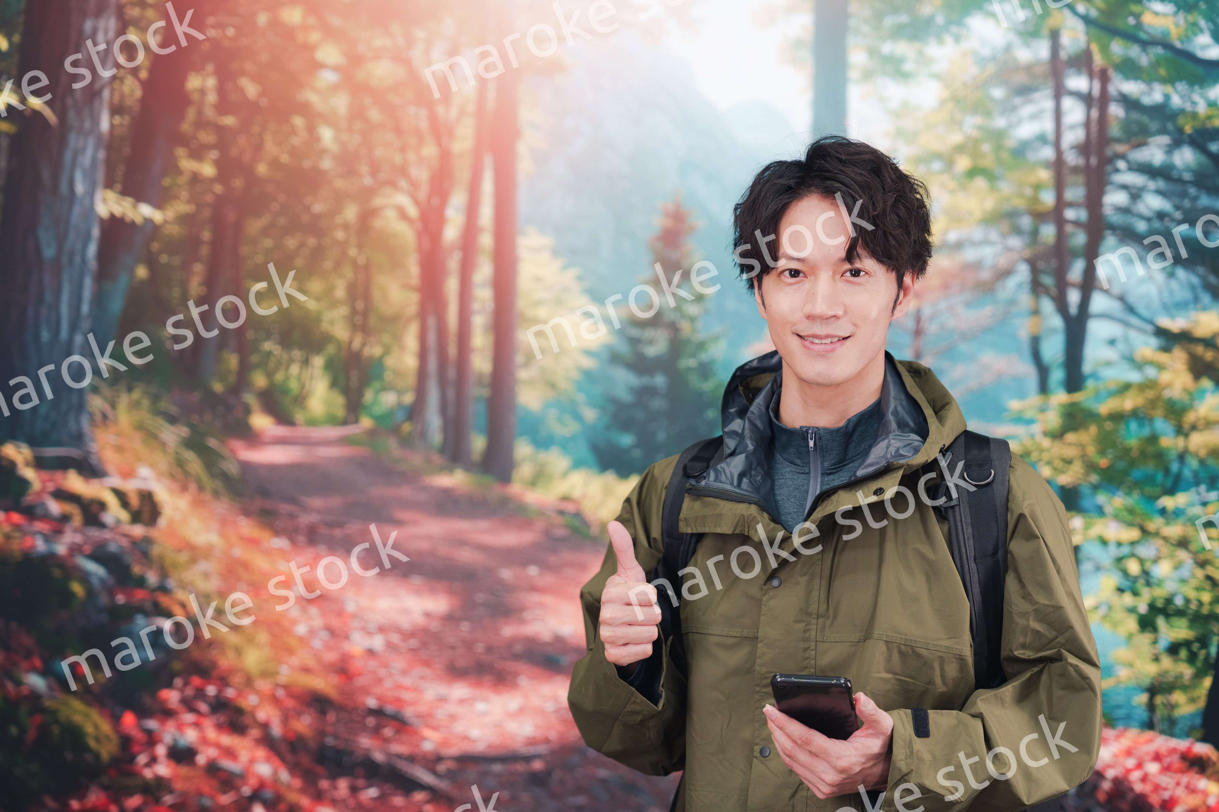 山登り・ハイキングをする若い男性