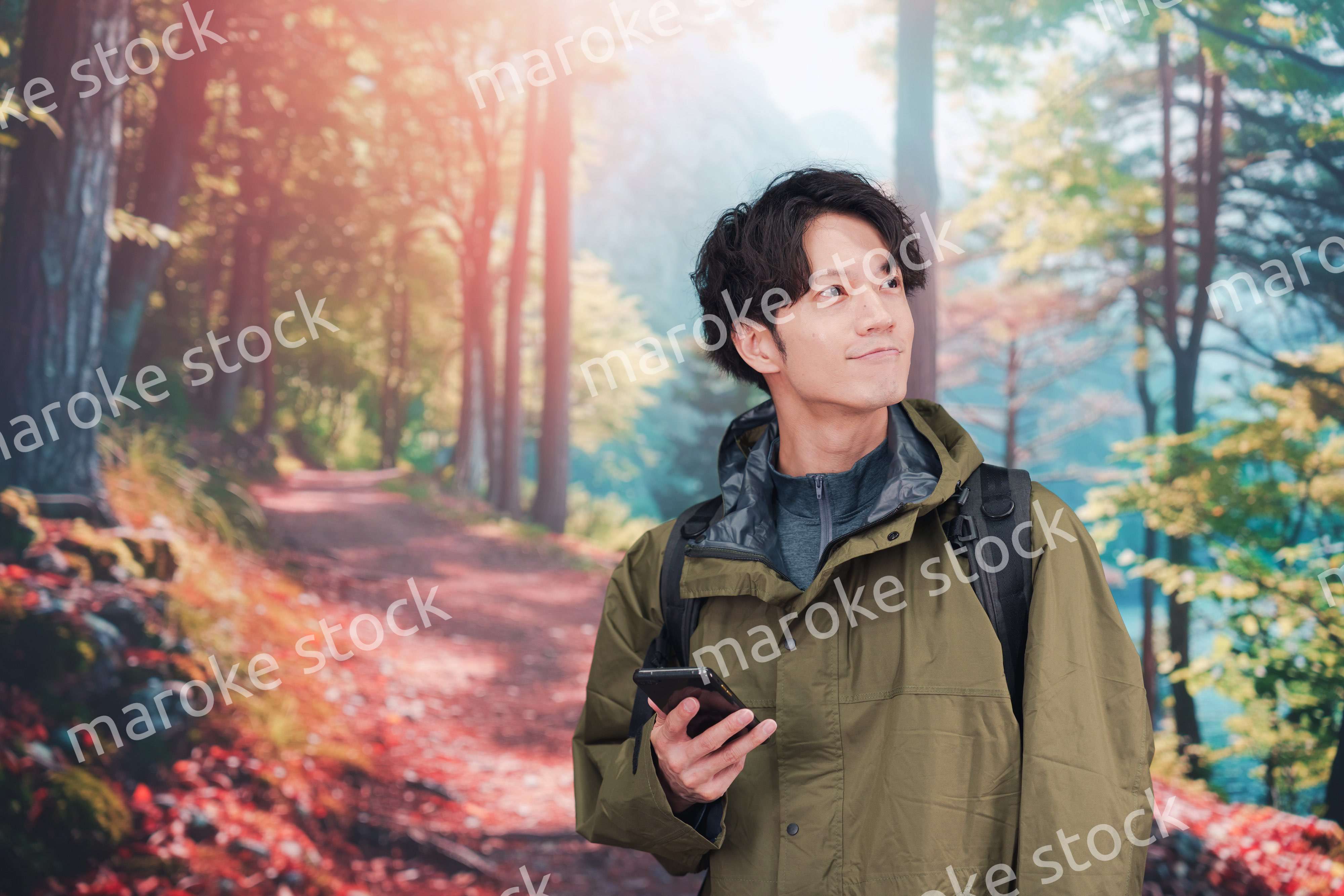 山登り・ハイキングをする若い男性