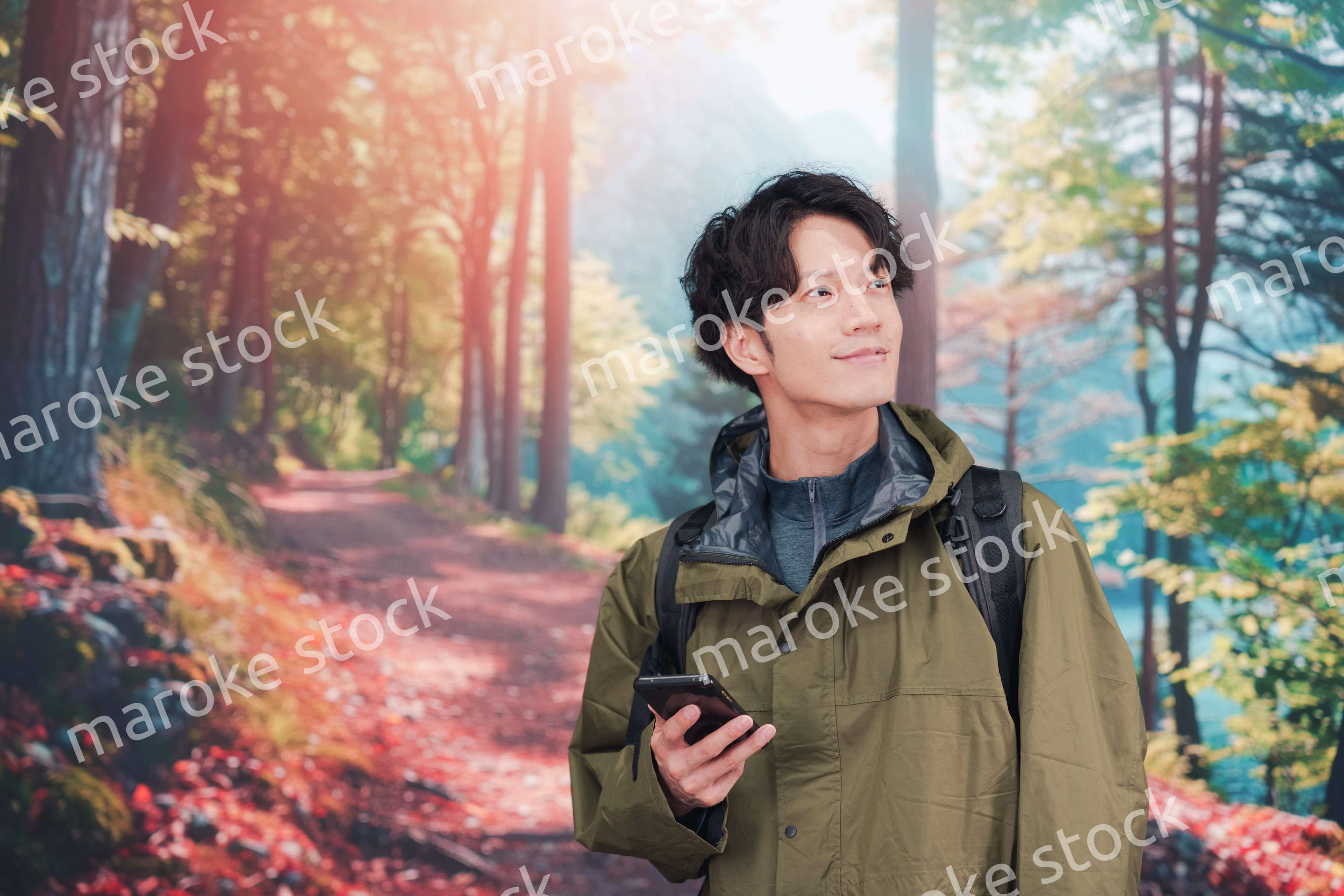 山登り・ハイキングをする若い男性