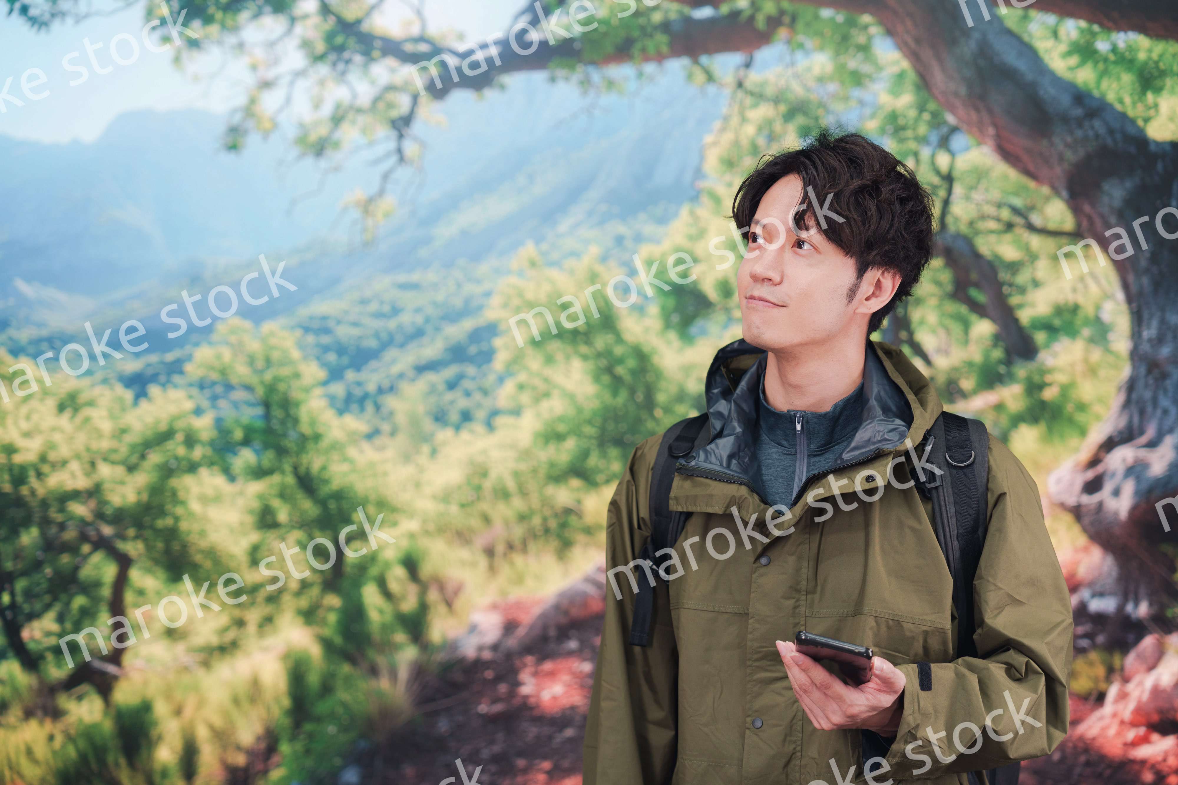 山登り・ハイキングをする若い男性