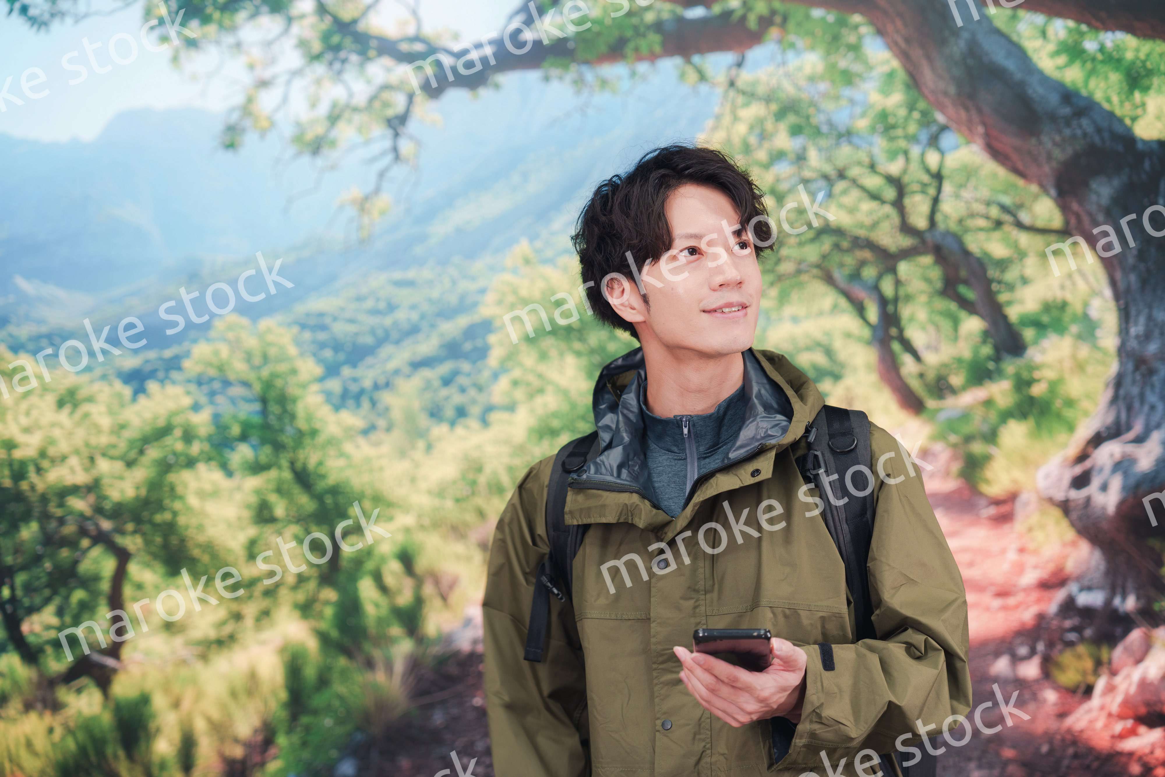 山登り・ハイキングをする若い男性