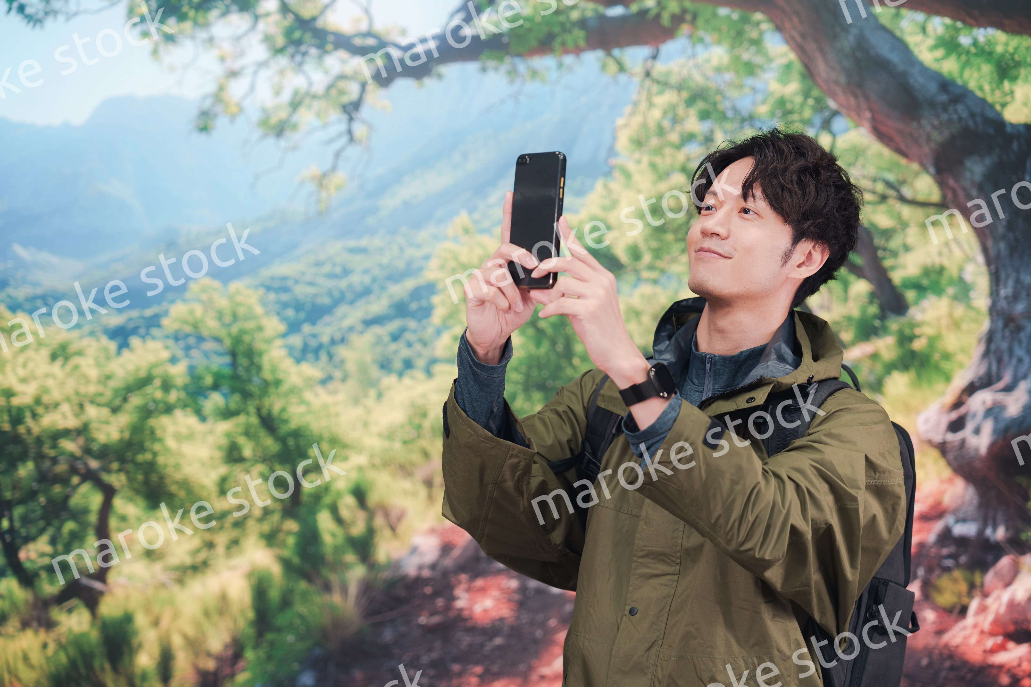 山登り・ハイキングをする若い男性