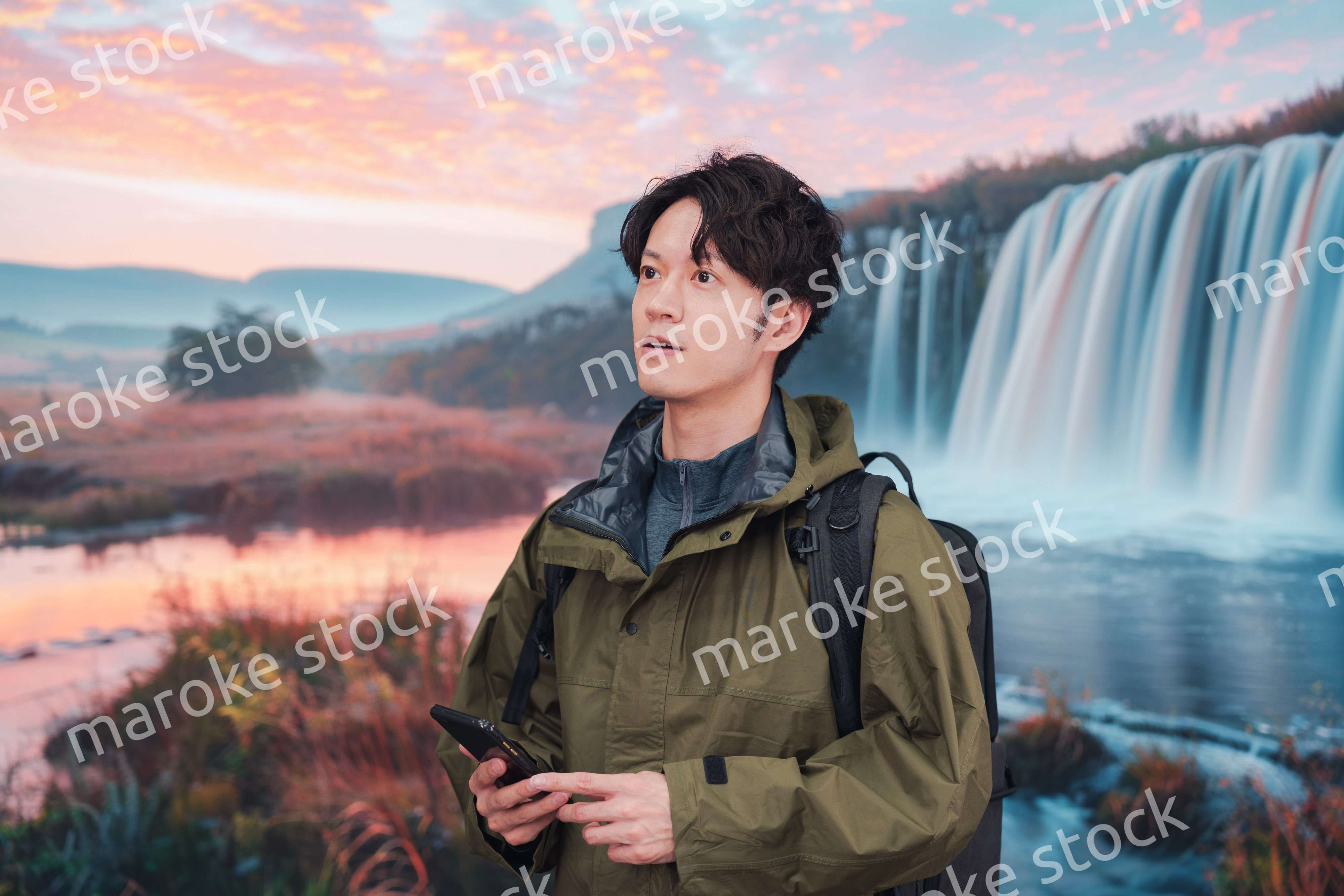 山登り・ハイキングをする若い男性