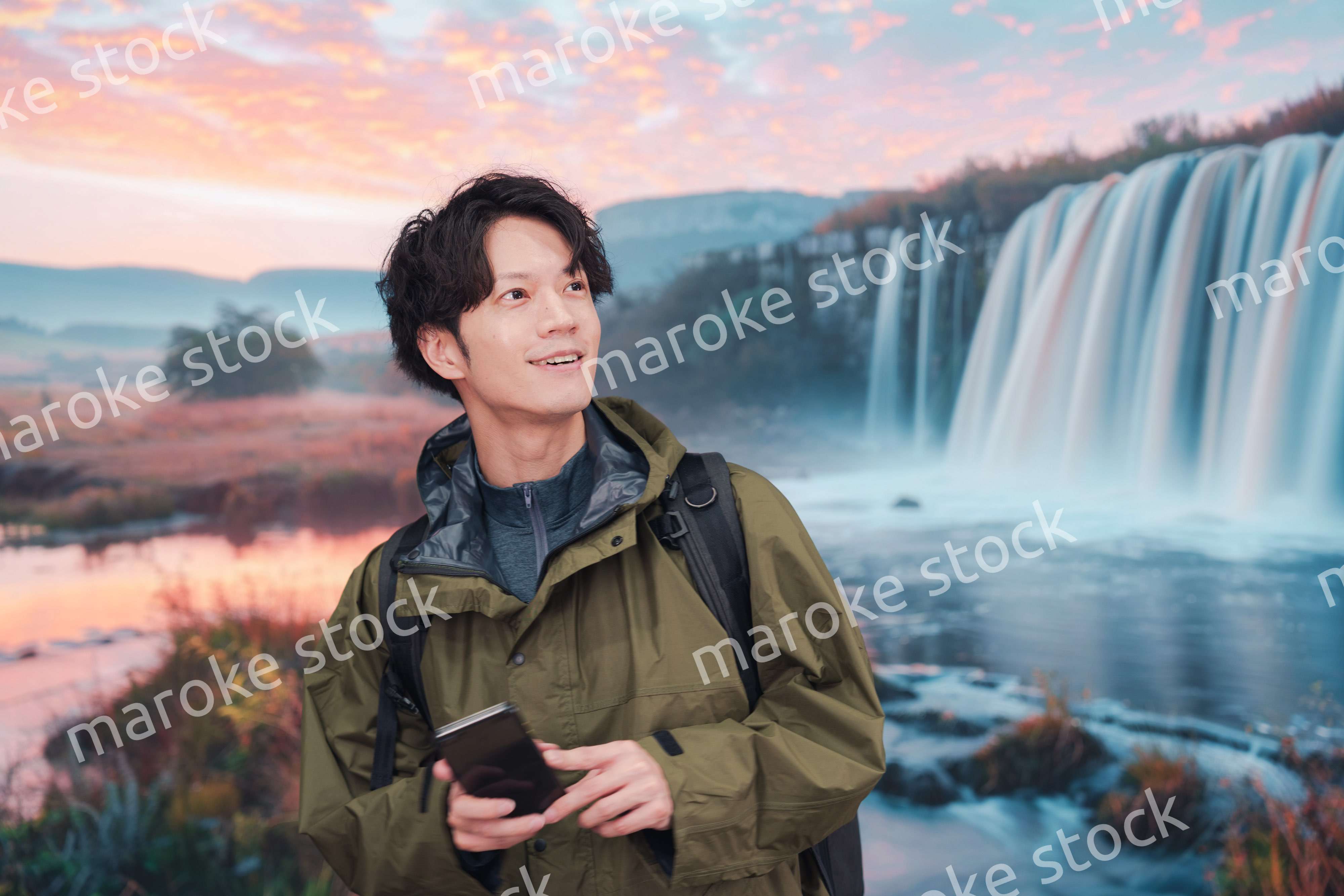 山登り・ハイキングをする若い男性