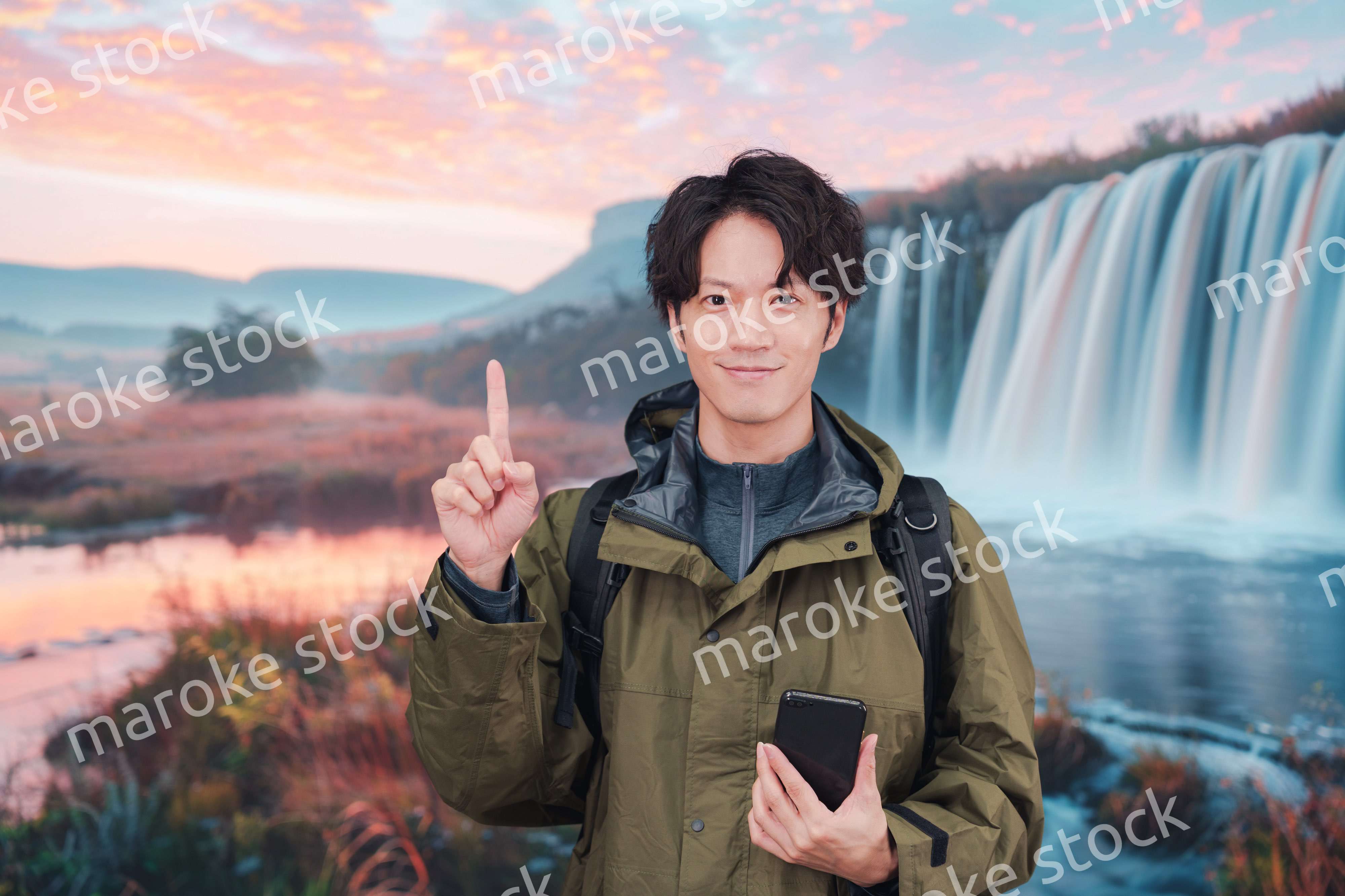 山登り・ハイキングをする若い男性