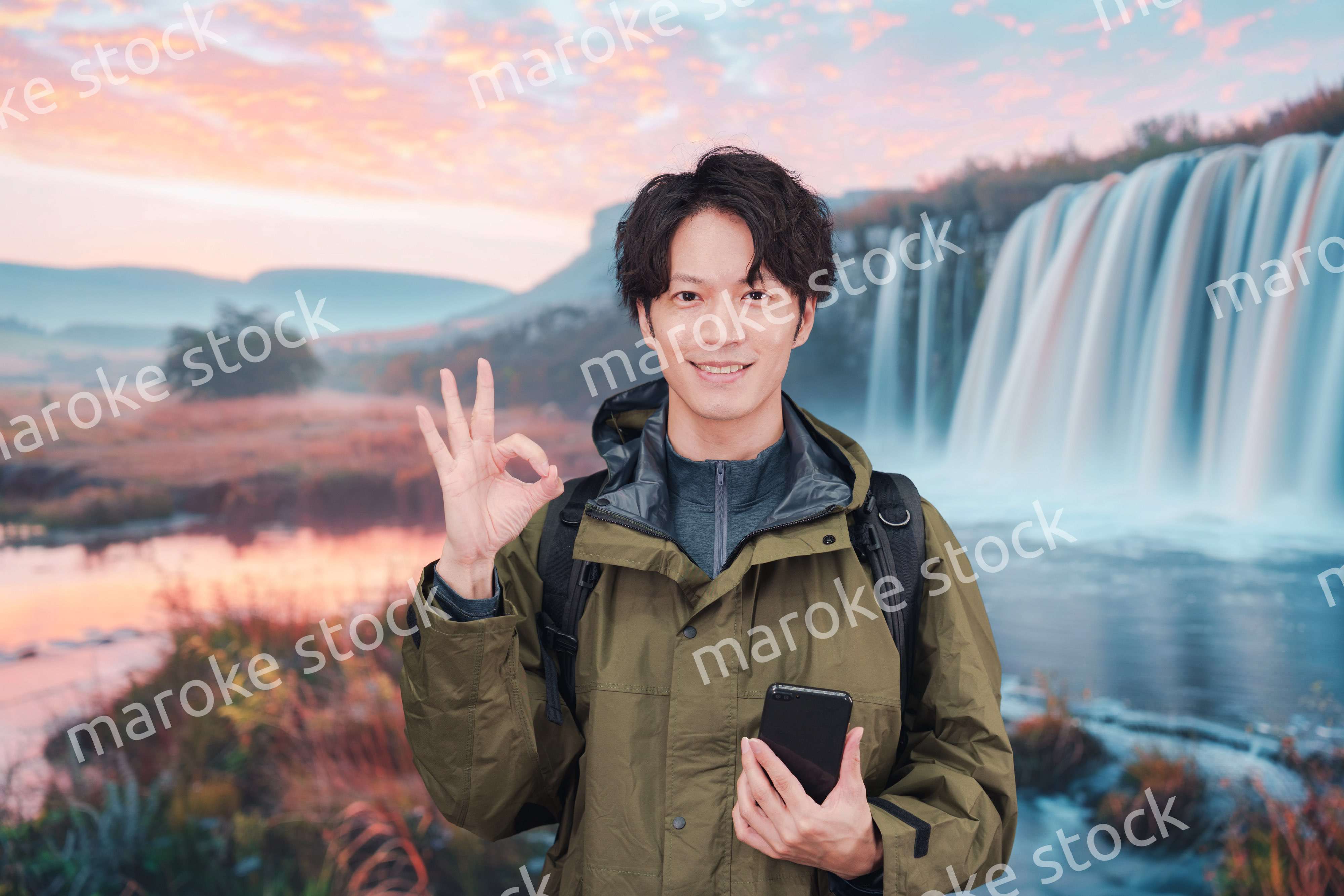 山登り・ハイキングをする若い男性